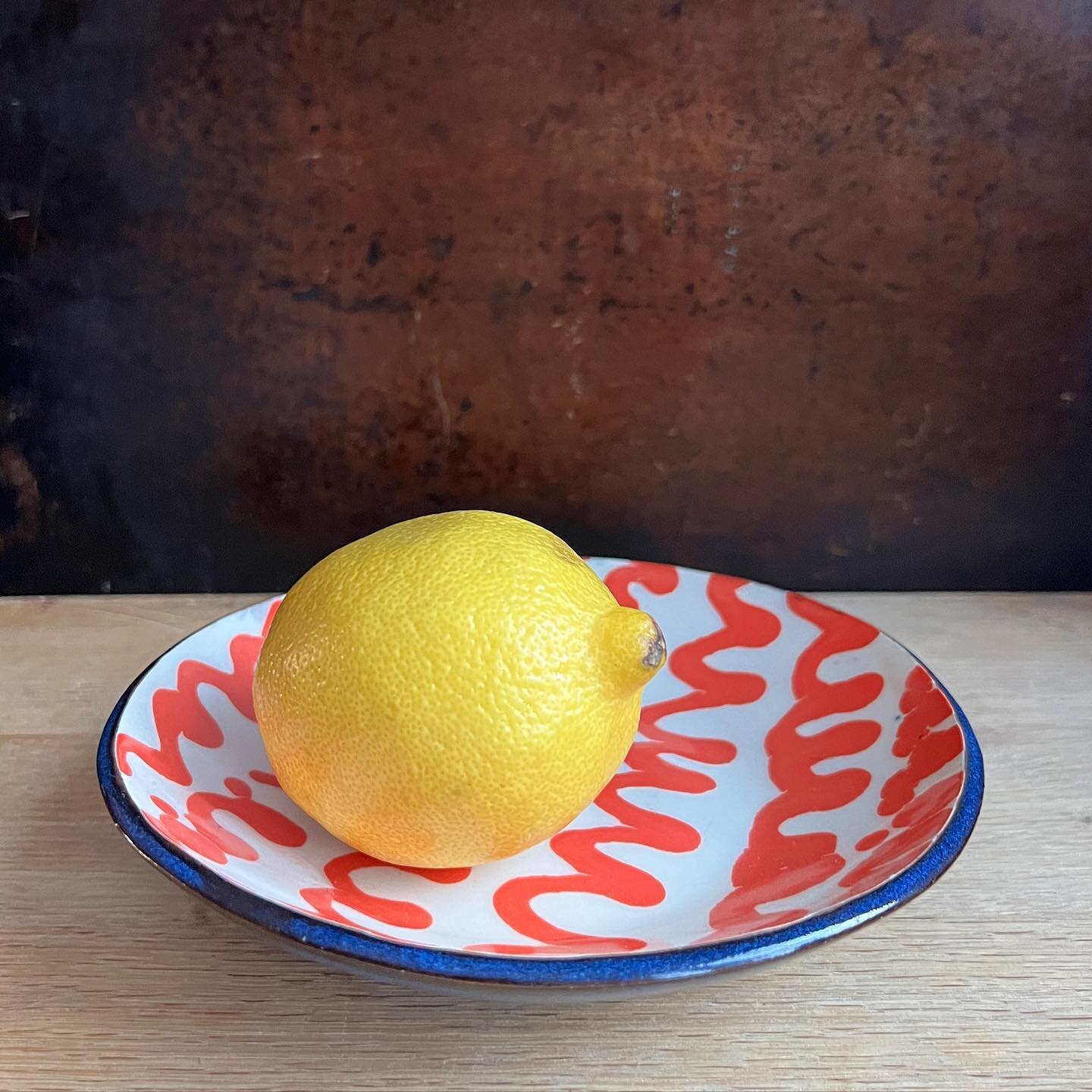 Every piece in my shop update will include a lemon for scale. Not in the actual purchase, but you know&hellip;the photo. :)

#coloredslip #masonstain #sliptrailing #slipware