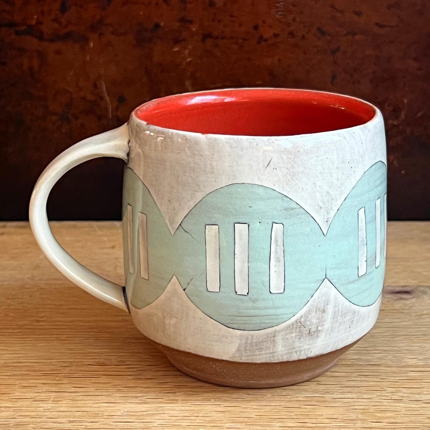 Still a few of these mugs left in the shop if you, like me, just started thinking about holiday shopping today&hellip; 😬😘🎁
.
.
#ceramics #mugs #functionalceramics #ceramicstudio #contemporaryclay #contemporarycraft