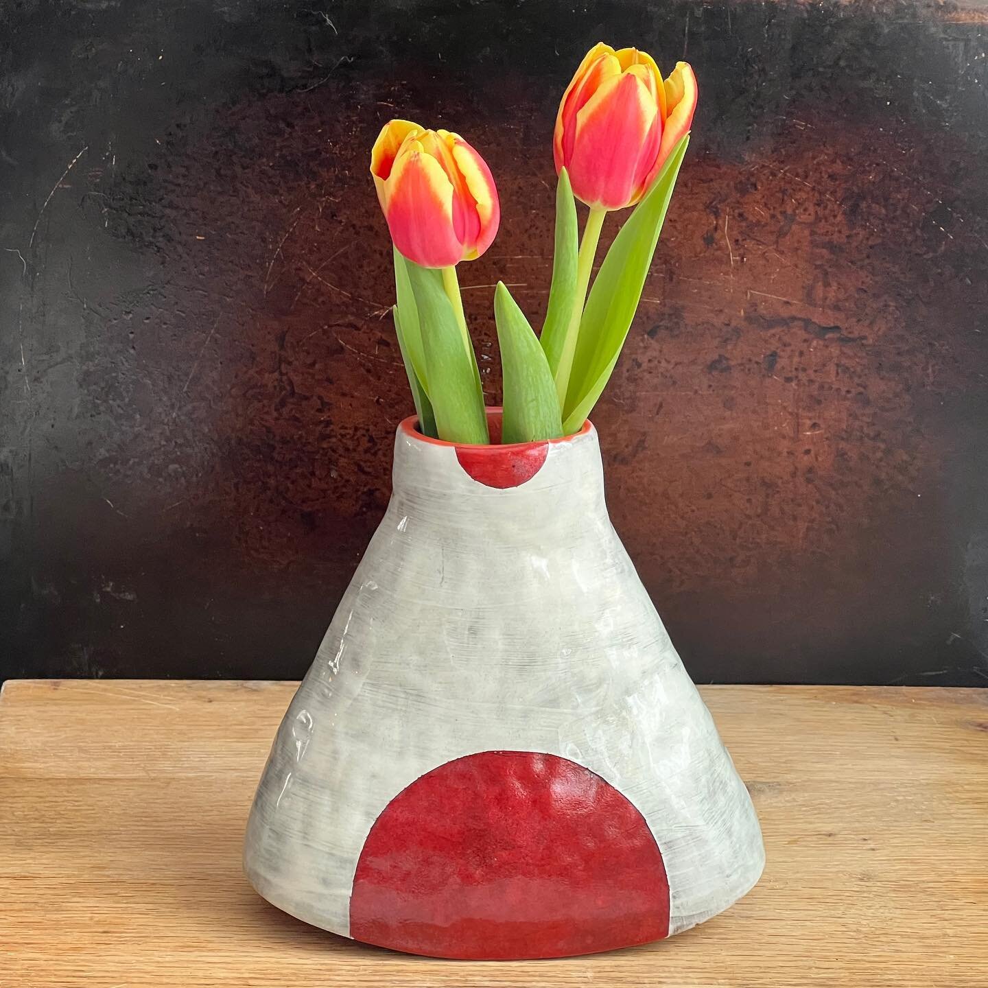 This ray of sunshine is now available on the website. Along with some friends. 🌱
.
.
.
#ceramics #handbuiltceramics #coloredslip #graphicclay #functionalceramics #pinchedpottery #spring #handmadevase #contemporaryceramics