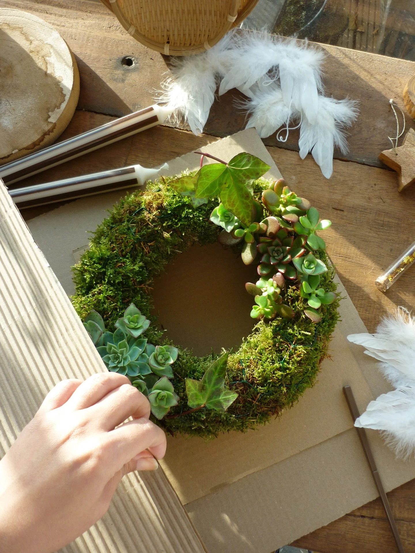 A peaceful Third Sunday of Advent🕯️🌿🤍
May your home be filled with calm, light
and gentle moments. Xx Sofi

____________________________

#botanicalwreath #mossandgreen #peacefulhome #calmmoments #naturalliving #cozycorners #adventvibes #thirdsund