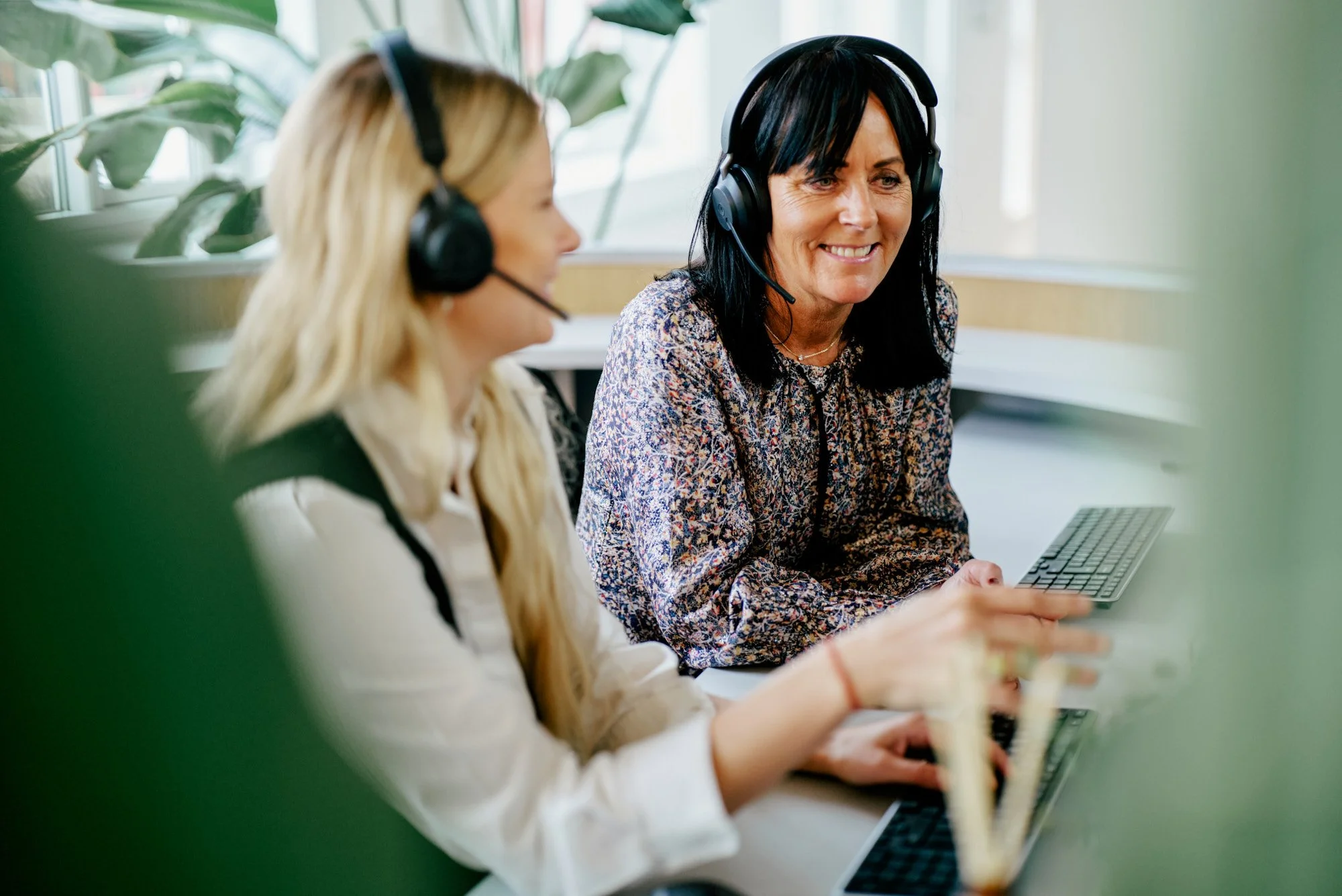 kundeservice arbejder og smiler