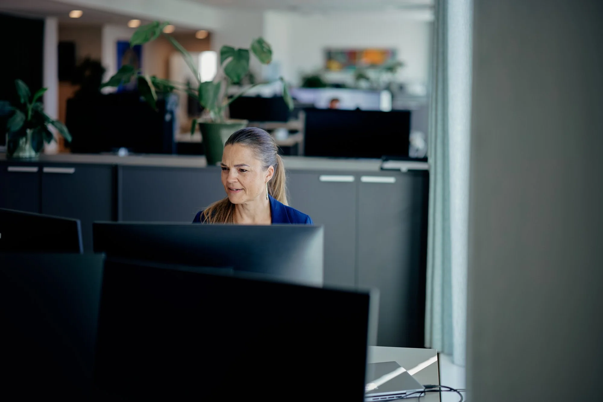 advokat arbejder foran computer
