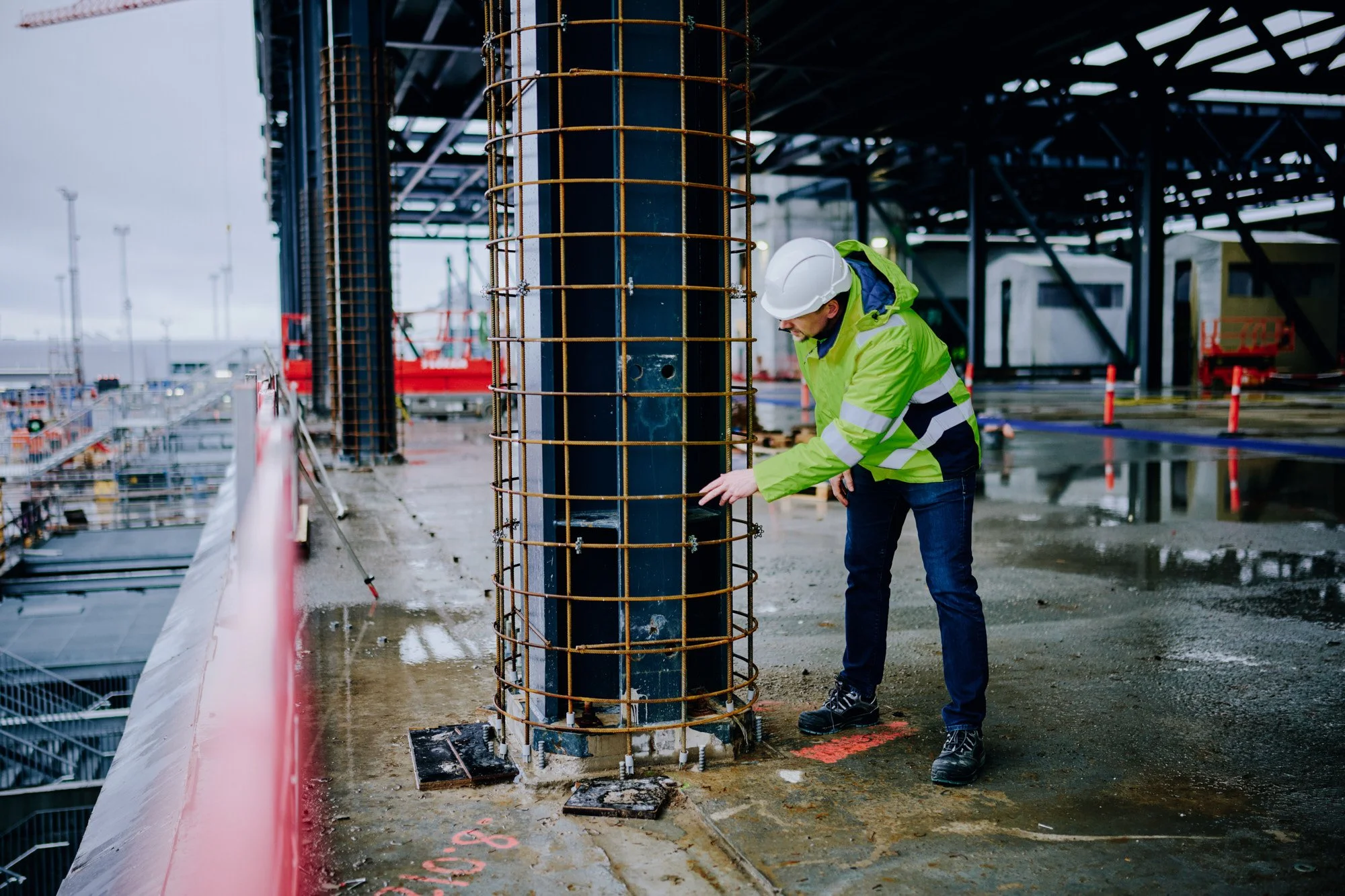 byggerådgiver tjekker arbejde