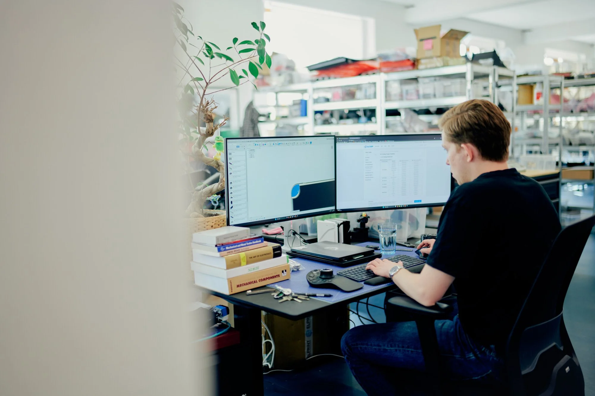 mand koder på computer