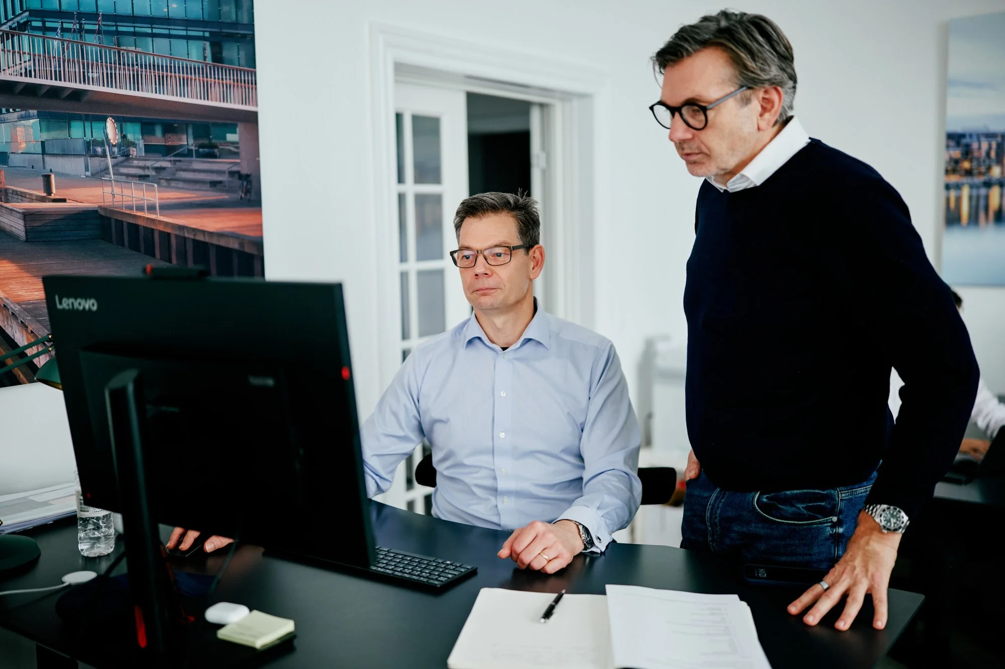 to mænd kigger på computerskærm