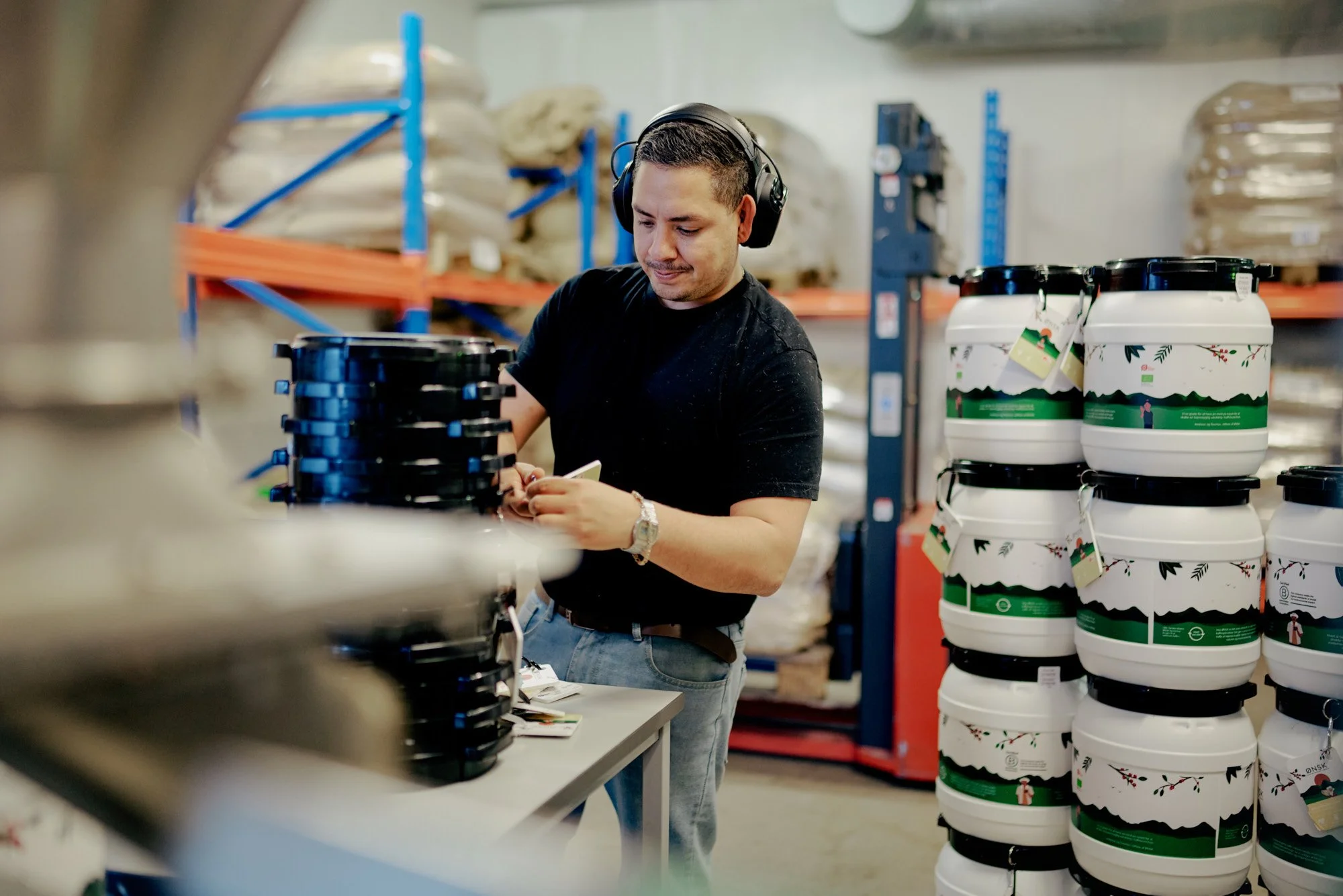 medarbejder som arbejder med kaffeproduktion