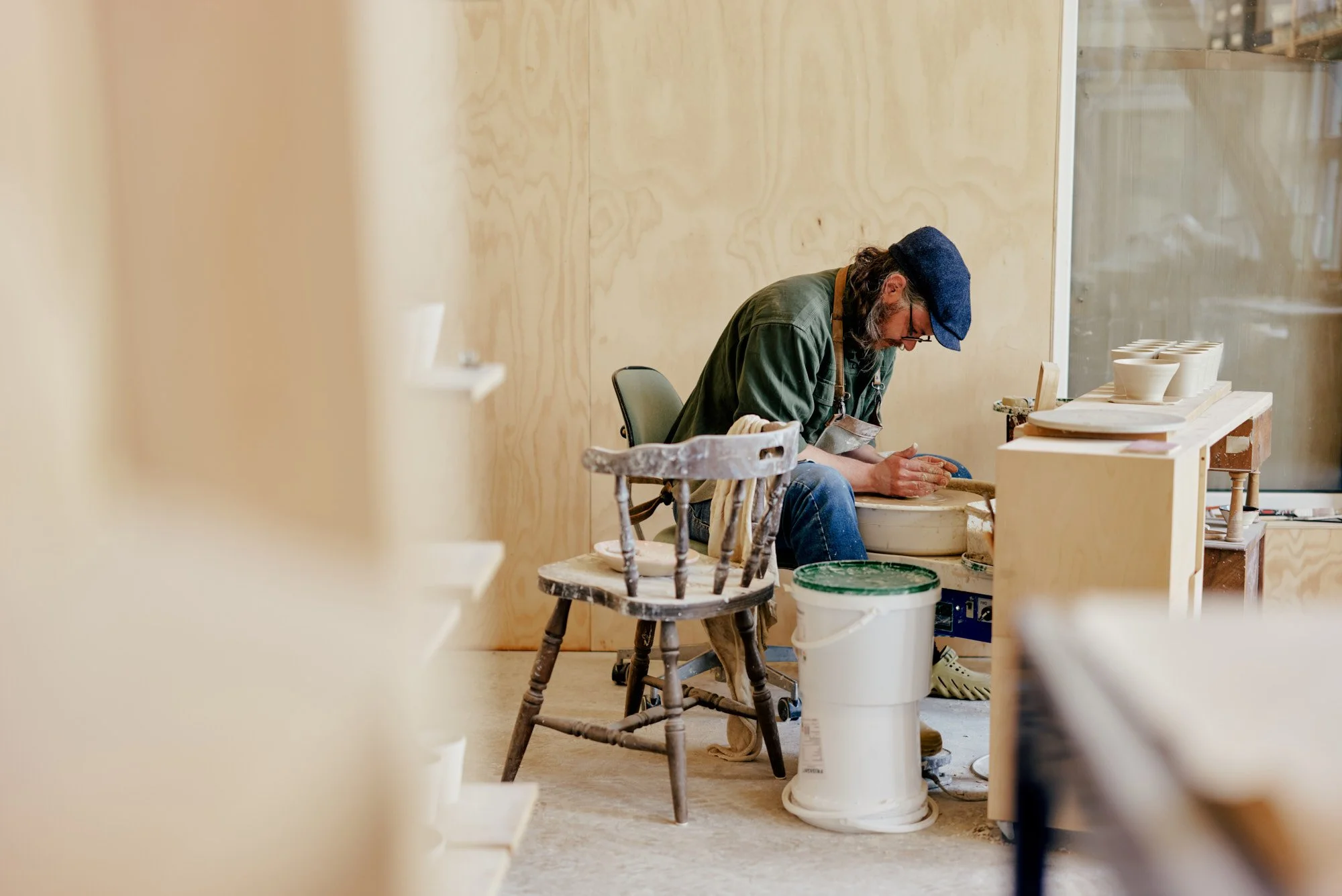 keramiker arbejder i sit atelier