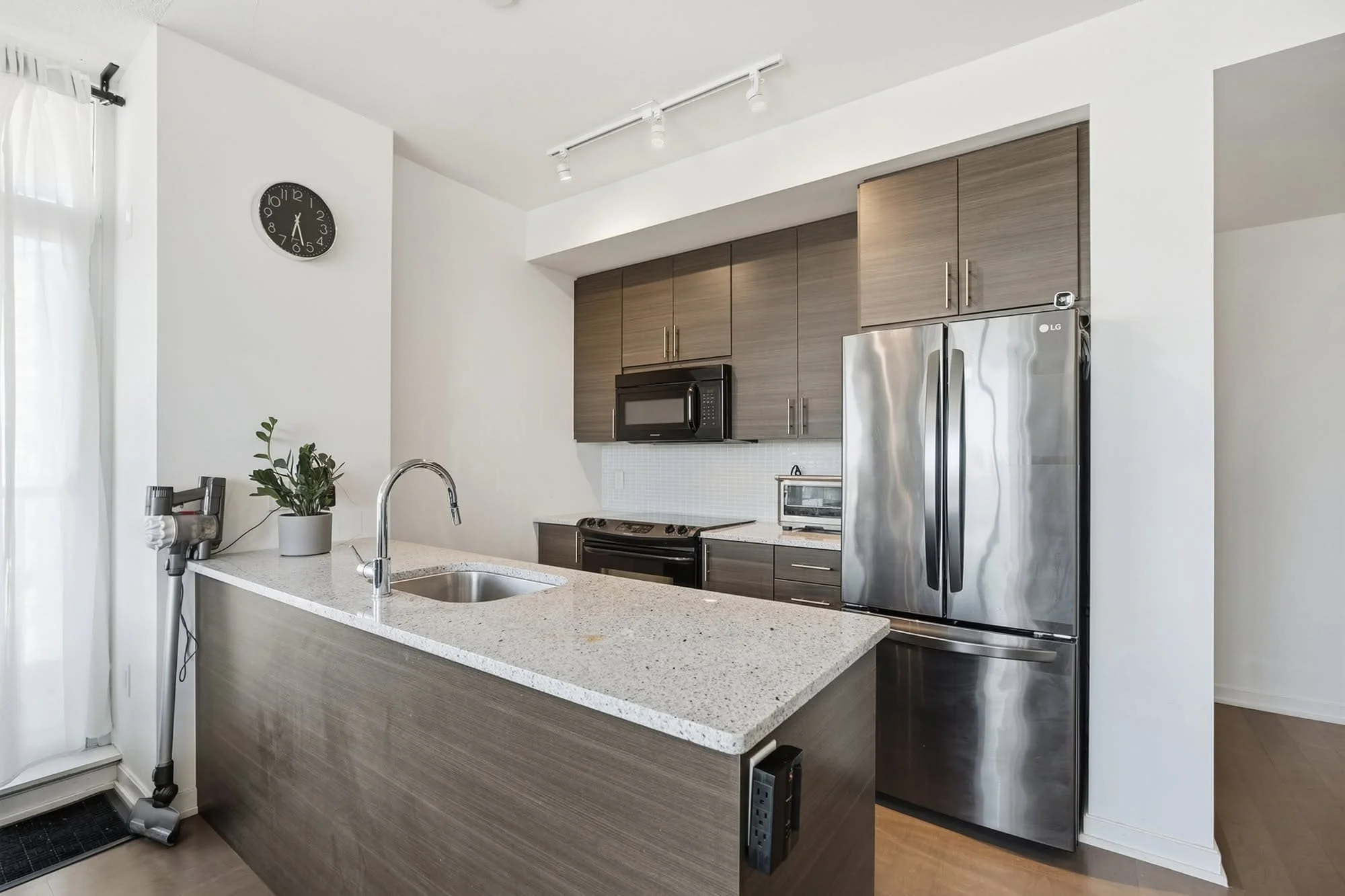 70-forest-manor-rd-1012-condo-for-sale-8.jpg