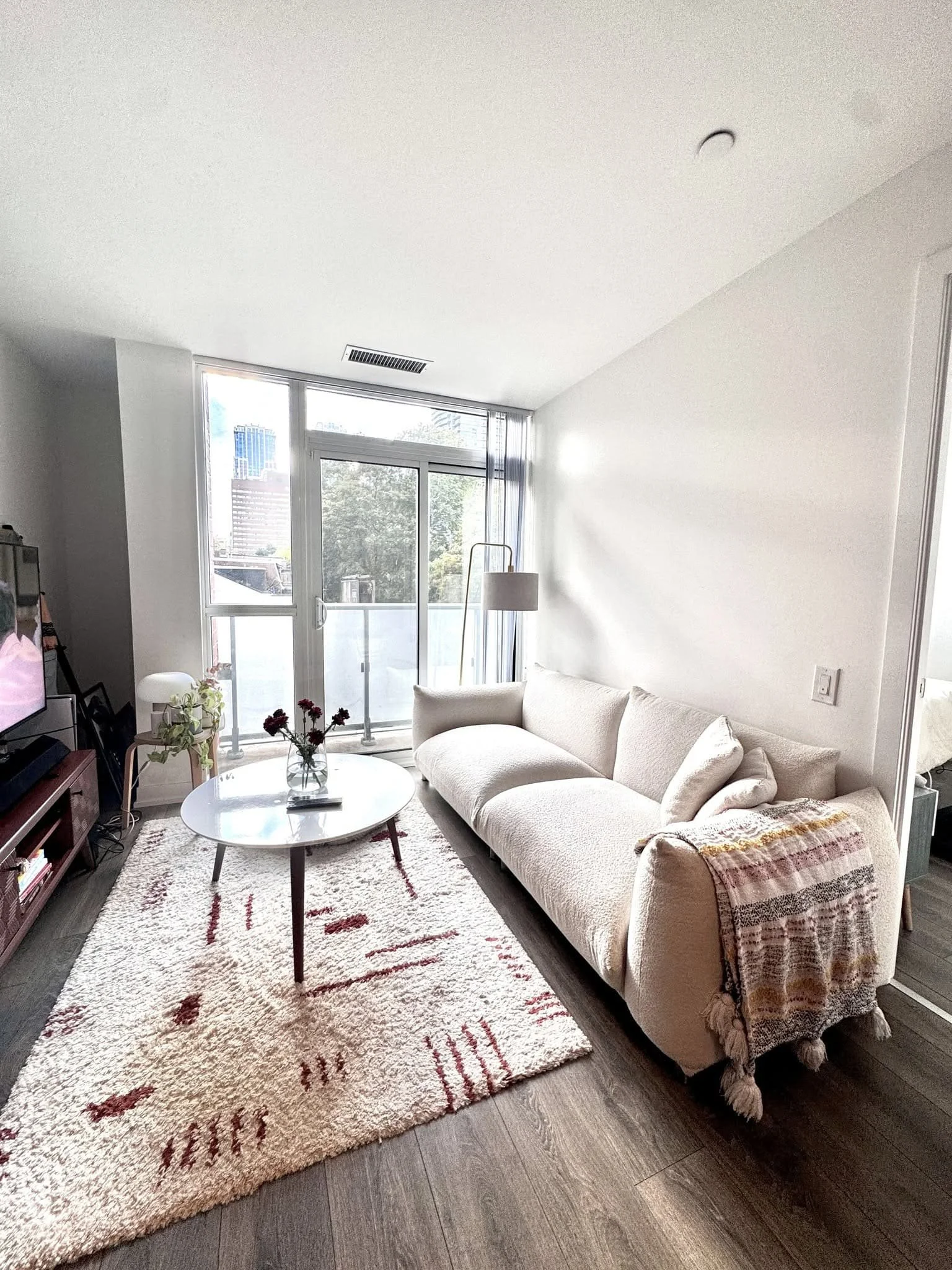365-church-st-condo-for-rent-toronto-downtown-2.jpg