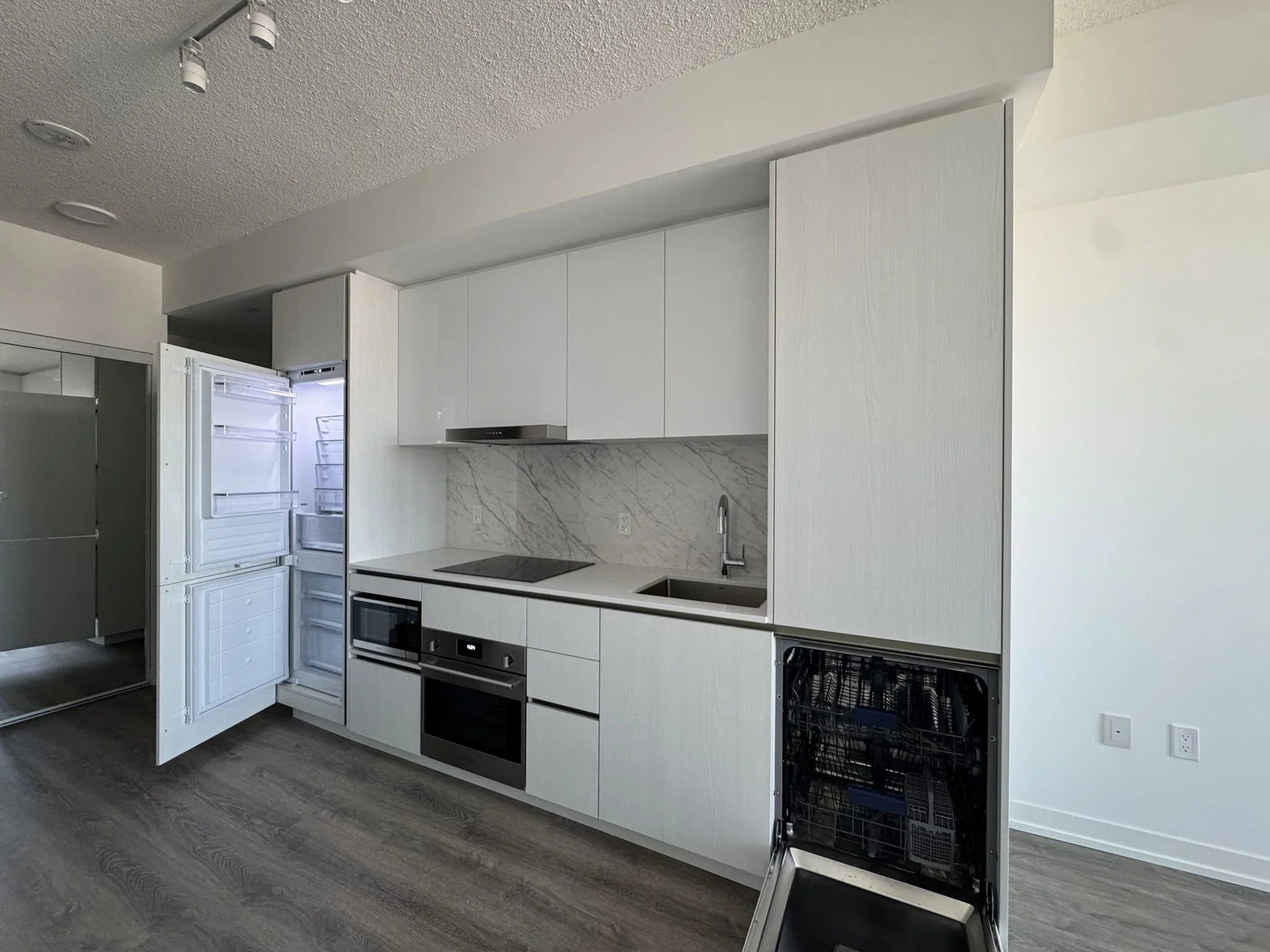 8-Interchange-Way-Assignment-Sale-Unit-4807-kitchen.jpg