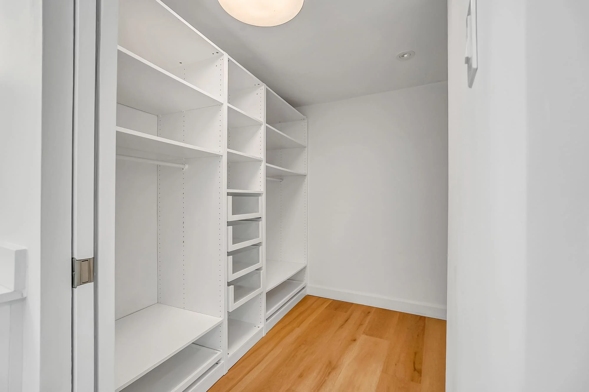 35_walk-in closet-1.jpg