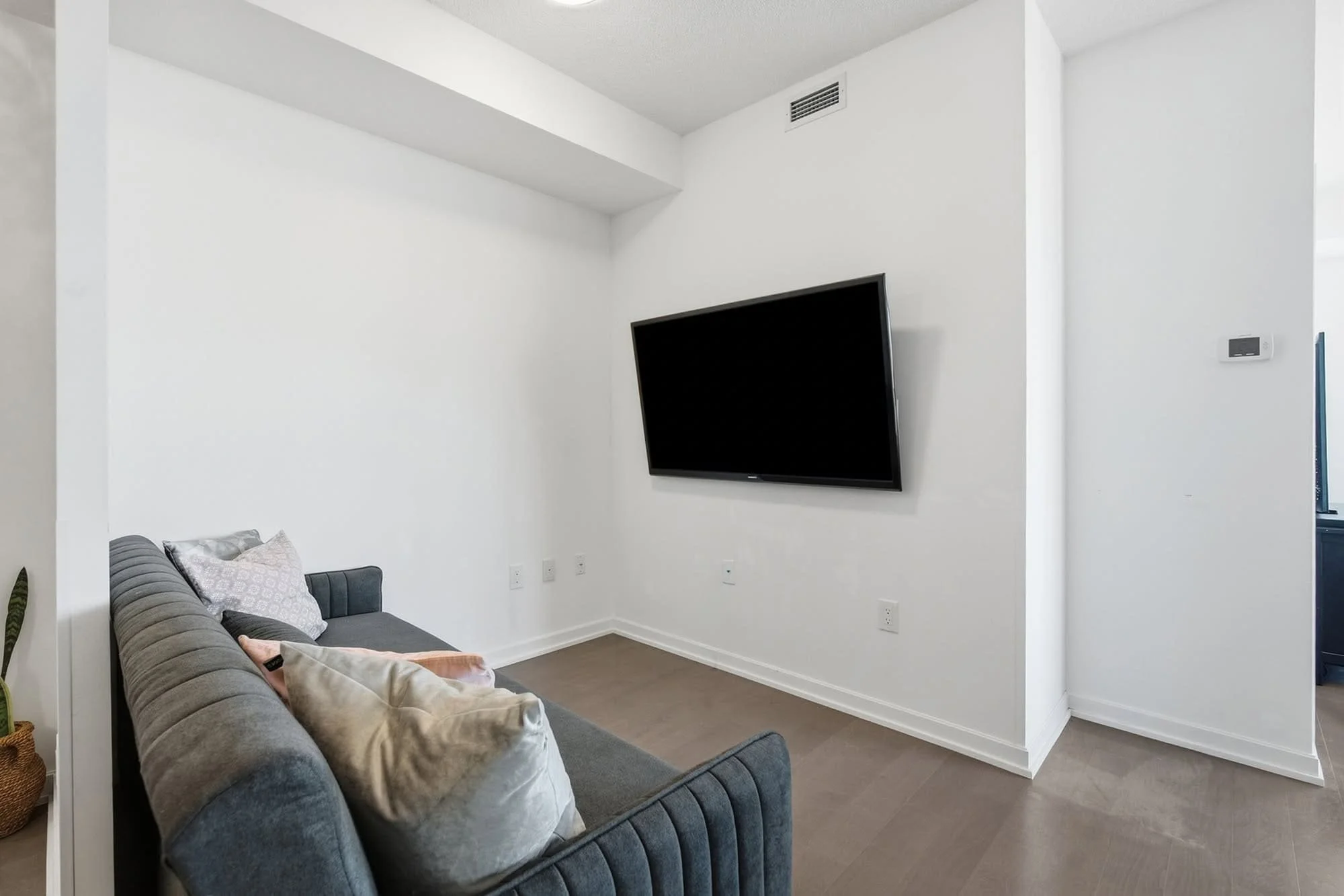 70-forest-manor-rd-1012-condo-for-sale-5.jpg