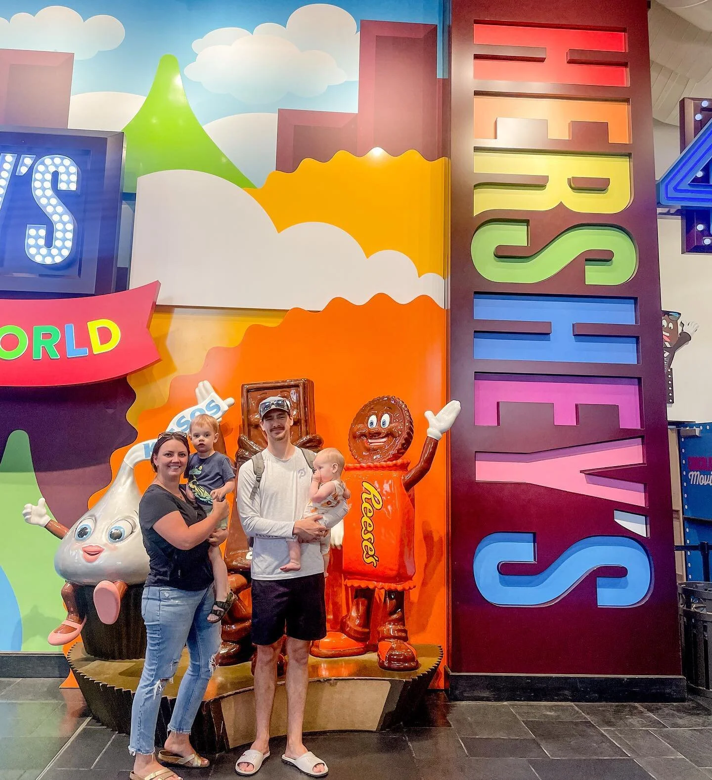 Popping in to say HEY friends!! ✨ Took a lil break to vacation, destress and unwind with the family and MAN did I need that! We had to stop by @hersheyschocolateworld on our road trip out east! 🚗 💨Wanted to also take the time to introduce myself to