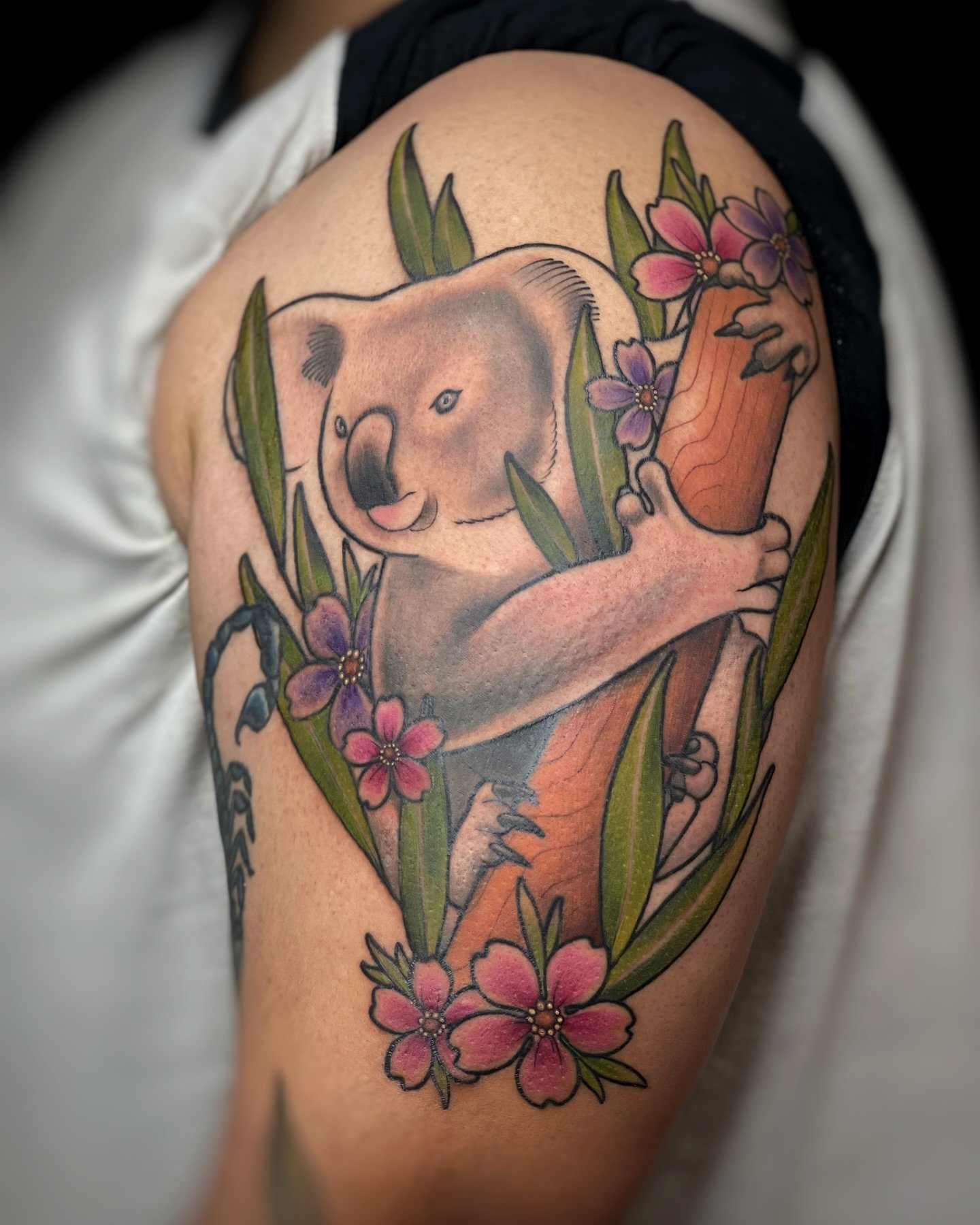 🐨✨ Throwback to this adorable koala tattoo I had the pleasure of creating! 🐨🌸 Koalas are such fascinating creatures, and capturing this one nestled among some vibrant blossoms was a joy. Did you know that koalas sleep up to 18-22 hours a day? They