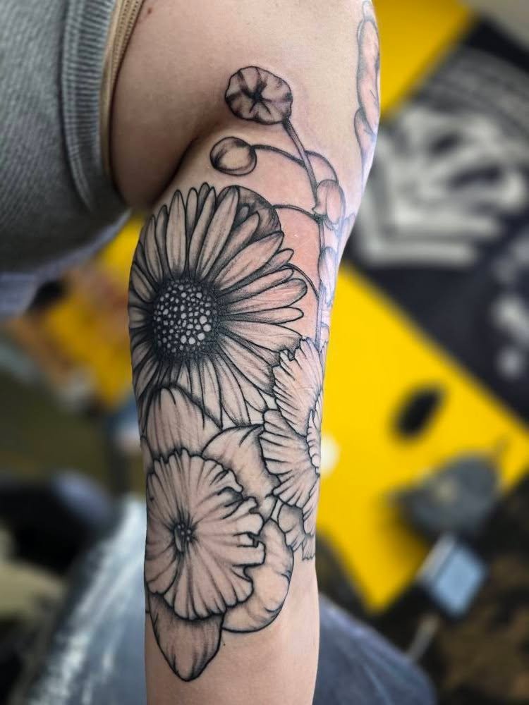 A little flower action.. I really enjoyed doin this

Don't mind the little bit of stencil left over lol

DM me and let's gets an appointment set-up!!!