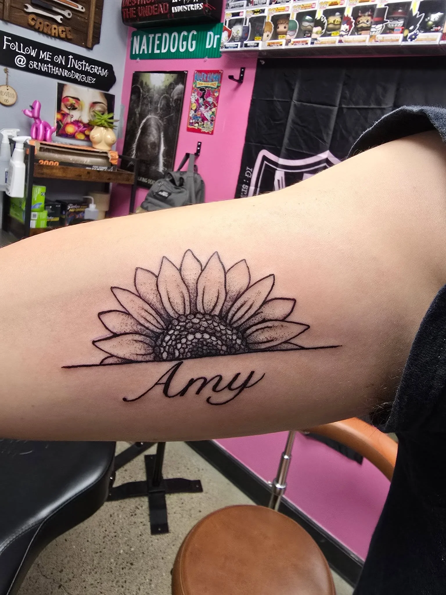 Who's out and about today?
I'm at Hive Tattoo Studio til around 4!! Hit me up or come see me!