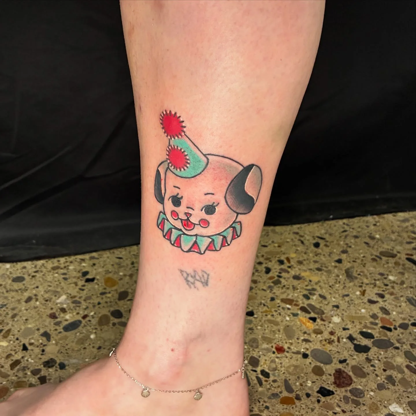 Guess what guys? I can do trad too
Cute clown dog from my flash! Had a lot of fun tattooing this one on my good friend @duckie_lover 
Thanks for all the trust and getting something fun! Can&rsquo;t wait to show you guys what we are cooking up next!