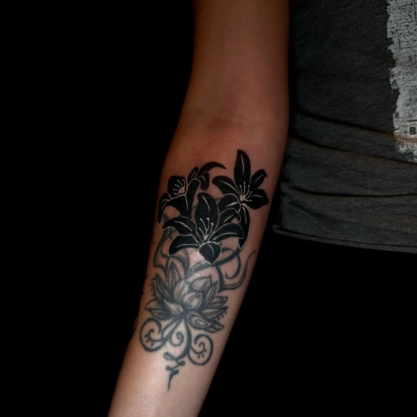 partial cover-up action, thank you for the trust ππ» I love doing blackwork floralsπ€π€
•
•
•
•
•
#tattoo #tattooartist #tattooart #blackworktattoos #blackworktattoo #coveruptattoos #lilytattoo #floraltattoos #floraltattoo #