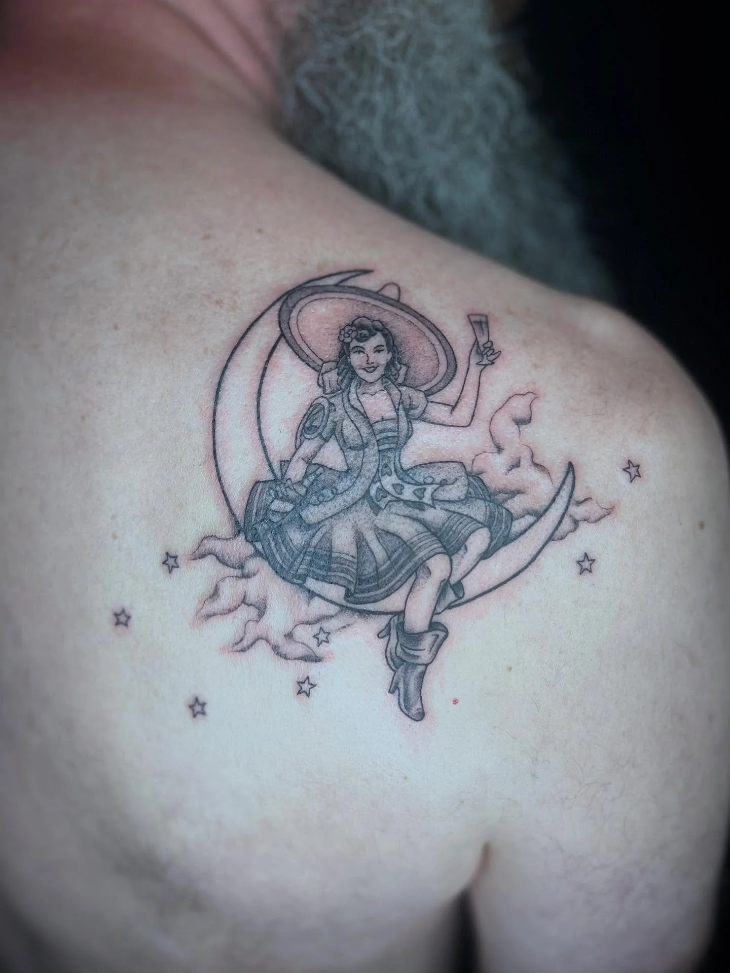 Miller High Life girly🌙🥂 (healed pic on last slide)
#art #tattoos #femaletattooartist #michigan #detroit #blackwork #peppershading #millerhighlife #surrealism #blackandgrey #illustrative #healedtattoo