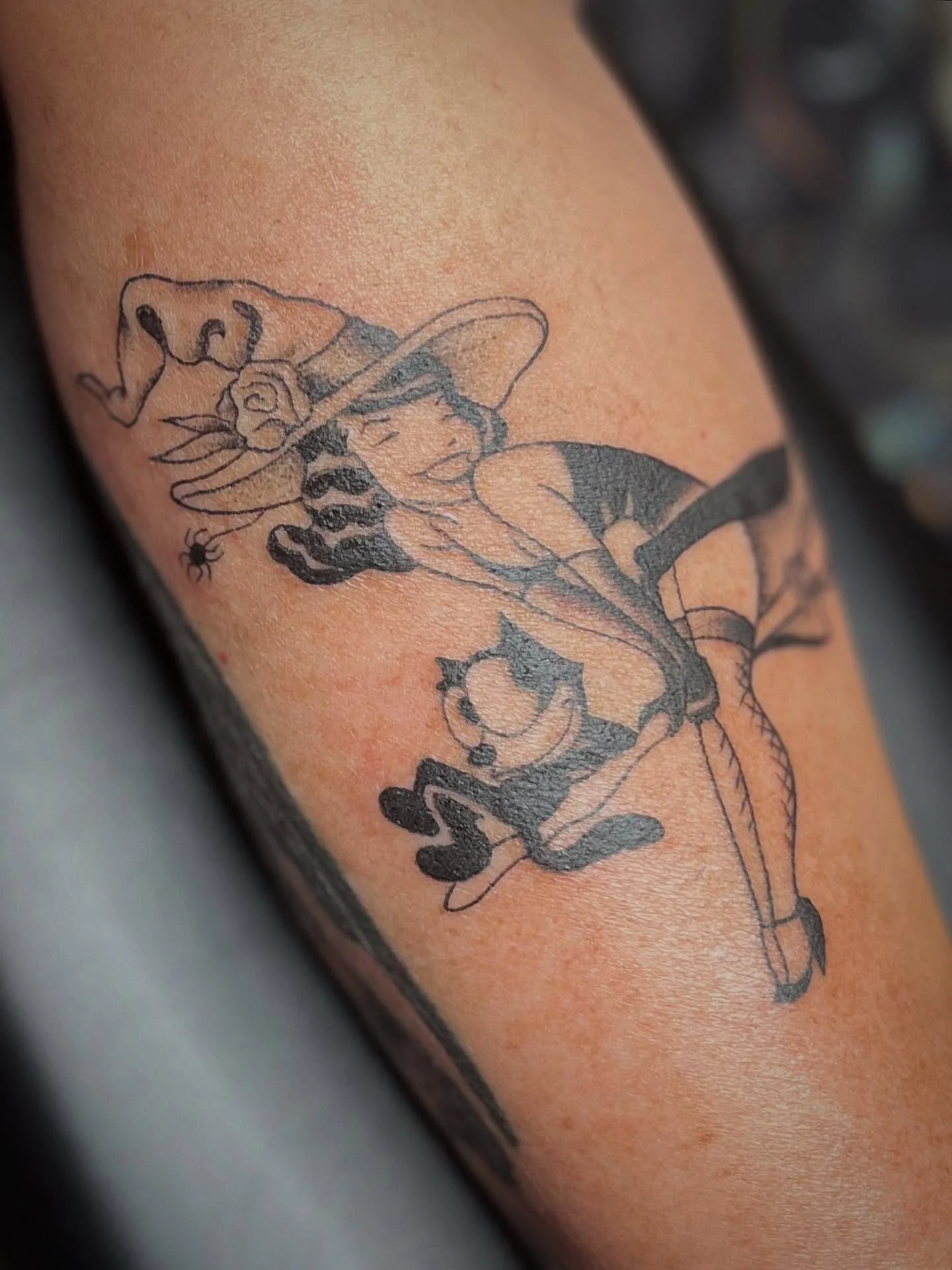 YAY ITS HALLOWEEN TIME and also my bday month guysss😗💅💅
#art #tattoos #femaletattooartist #michigan #detroit #blackwork #blackandgrey #stippleshading #vintage #pinup #surreal #illustrative #witch #halloween