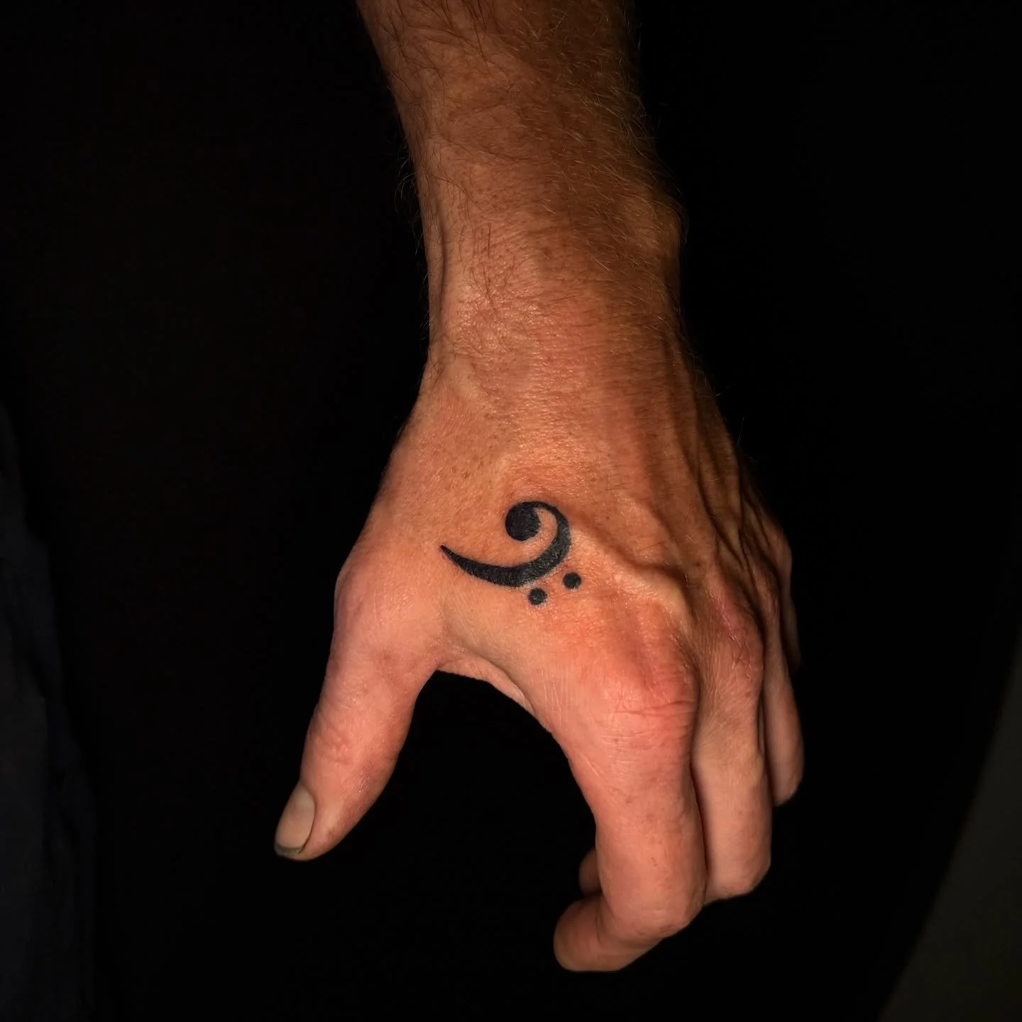 bass clef for a homie π΅ πΈ ππ» 
•
•
•
•
•
•
#tattoo #tattooartist #tattooart #bassclef #blackworktattoo #handtattoo #michigantattooers #michigantattooartist #detroittattooartist