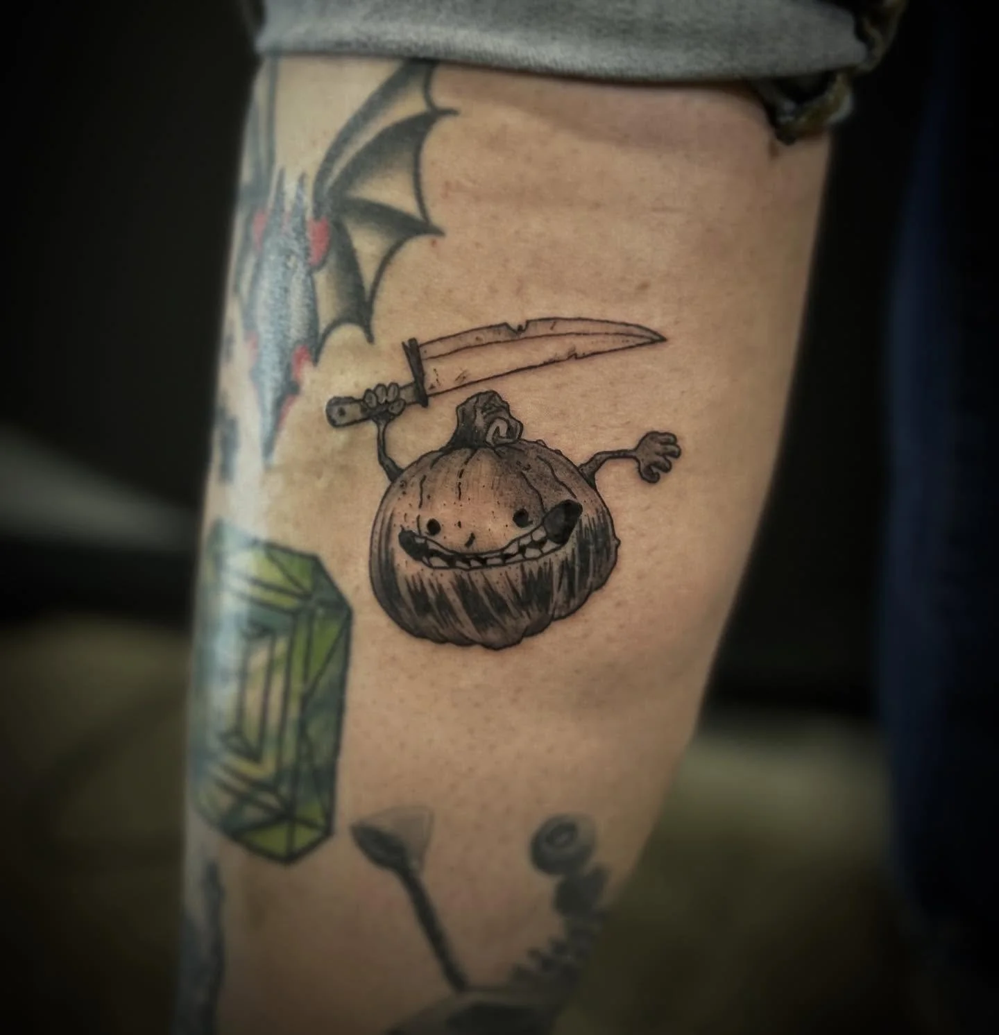 It&rsquo;s ween! Fun lil stabby walk-in.
.
.
.
.
.
#tattoo #halloween #itsween #halloweenflash #halloweentattoo #pumpkin #pumpkintattoo #knifetattoo #tattoos #michigantattooers #michigantattooartist #michigantattooer #blackngreytattoo #jackolanterns 