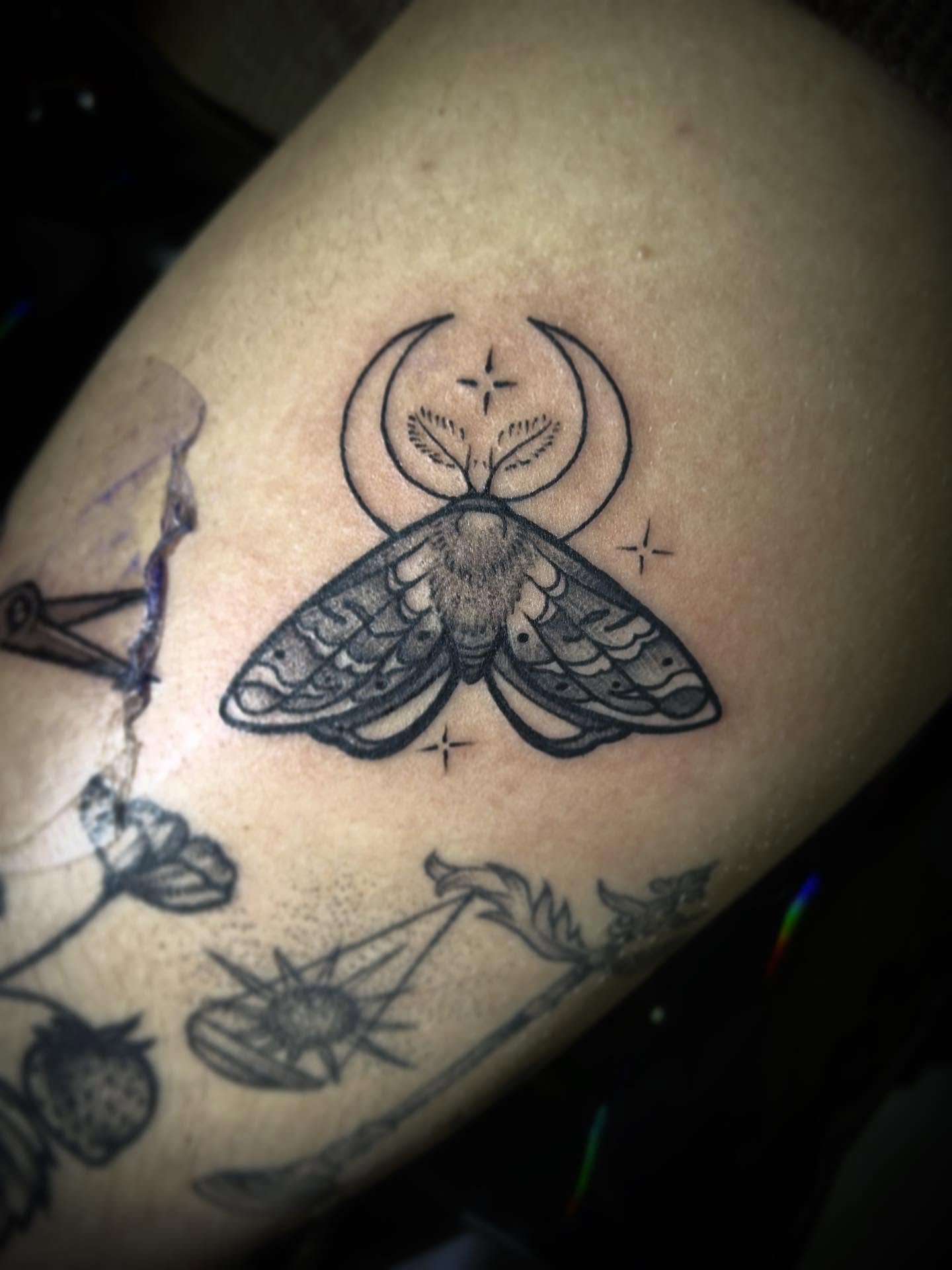 Moth dude from the Halloween flash sale last weekend.
.
.
.
.
#tattoo #mothtattoo #moth #blackandgreytattoo #flashtatoo #flashtattoos #halloweenflash #michigantattooartist #michigantattooer #michigantattooers