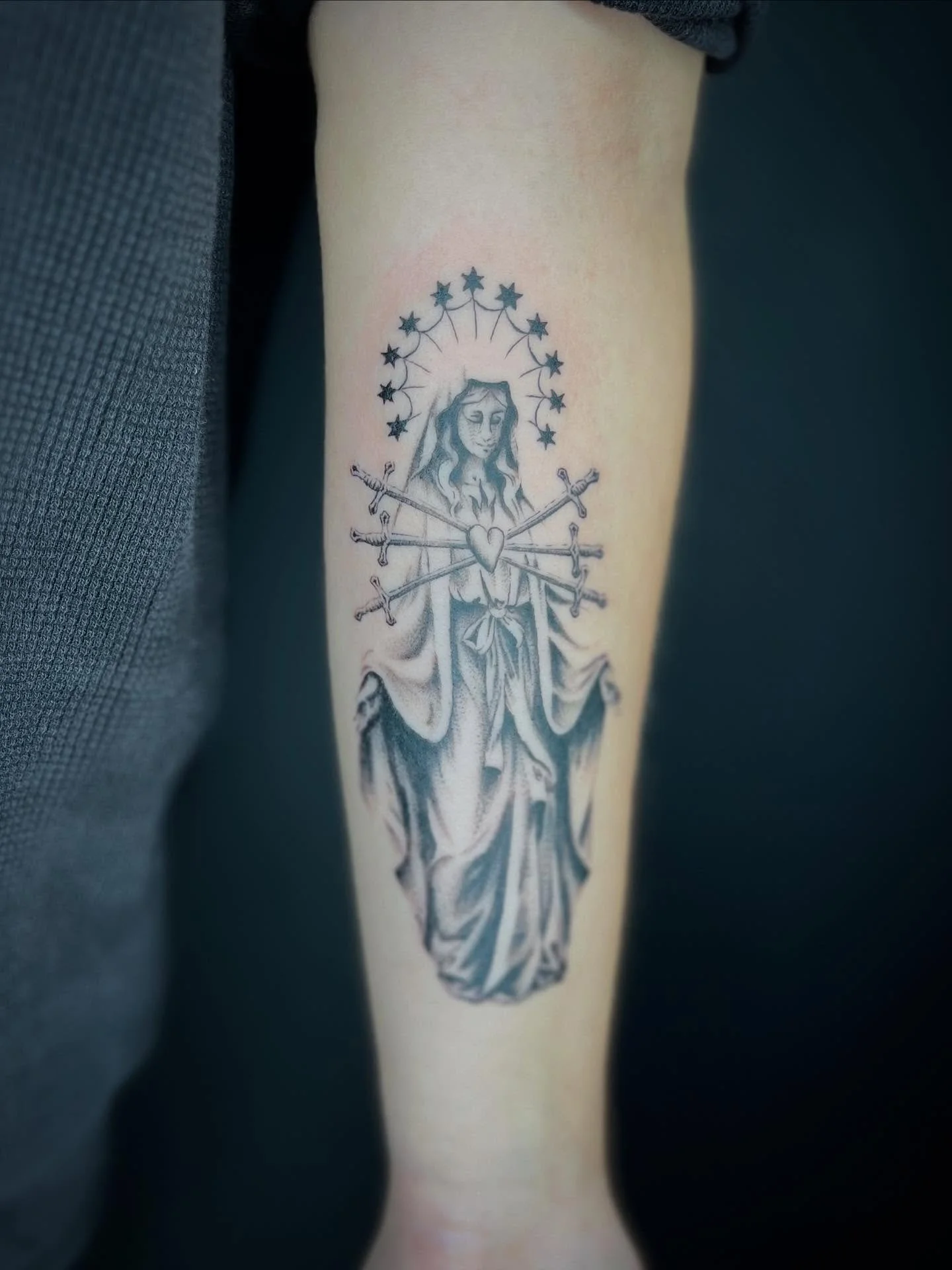 GIVE ME MORE PROJECTS LIKE THIS🙏🙏🙏
#tattoo #femaletattooartist #highcontrast #saint #sacredheart #blackwork