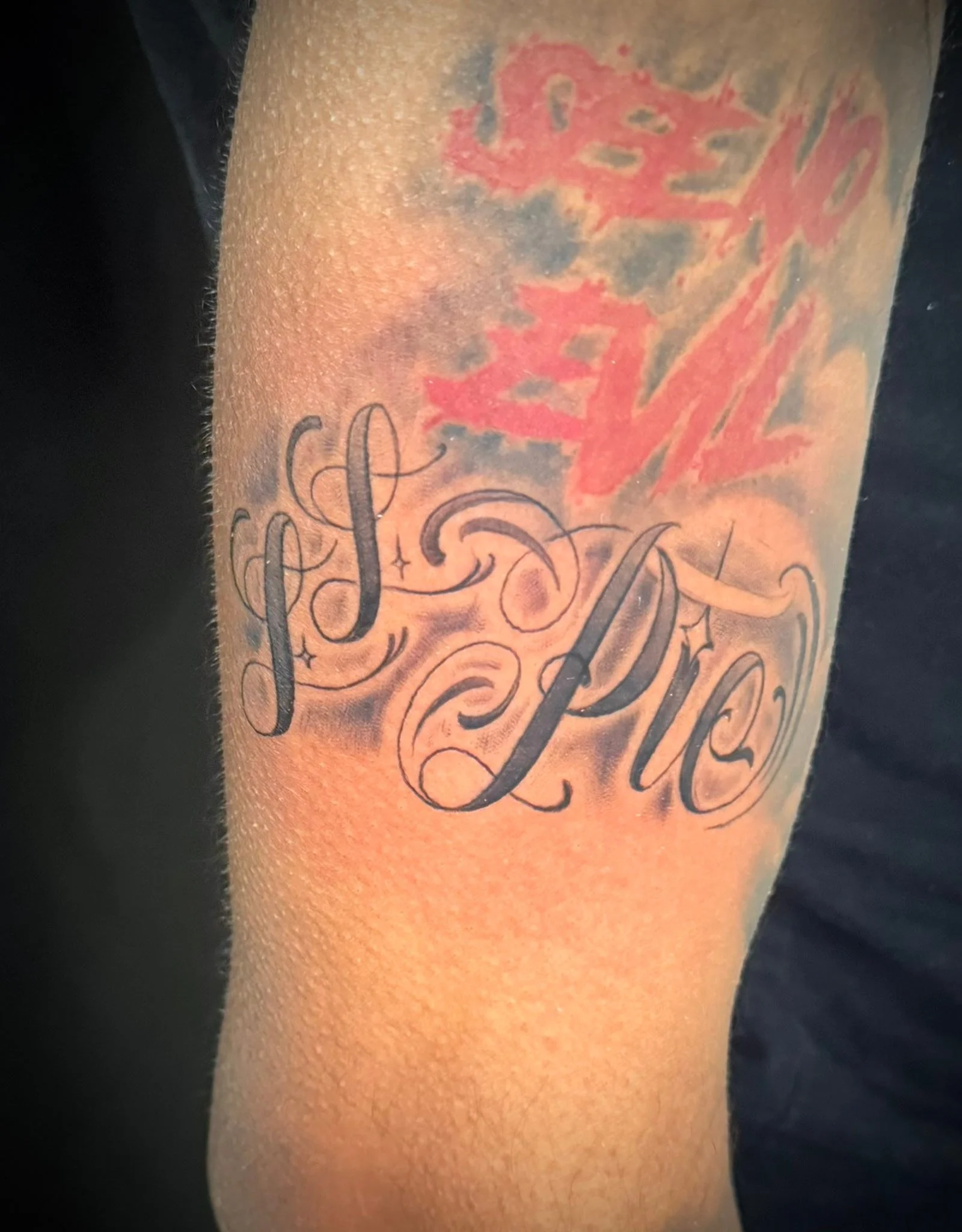 Love some clean script work. Book with me now to lock in your next lettering piece!
#LetteringTattoo #ScriptTattoo #BlackAndGreyTattoo #TattooLettering #CalligraphyTattoo #CustomScript #CleanLines #TattooArt #TattooDesign #TattooStudio #TattooLife #