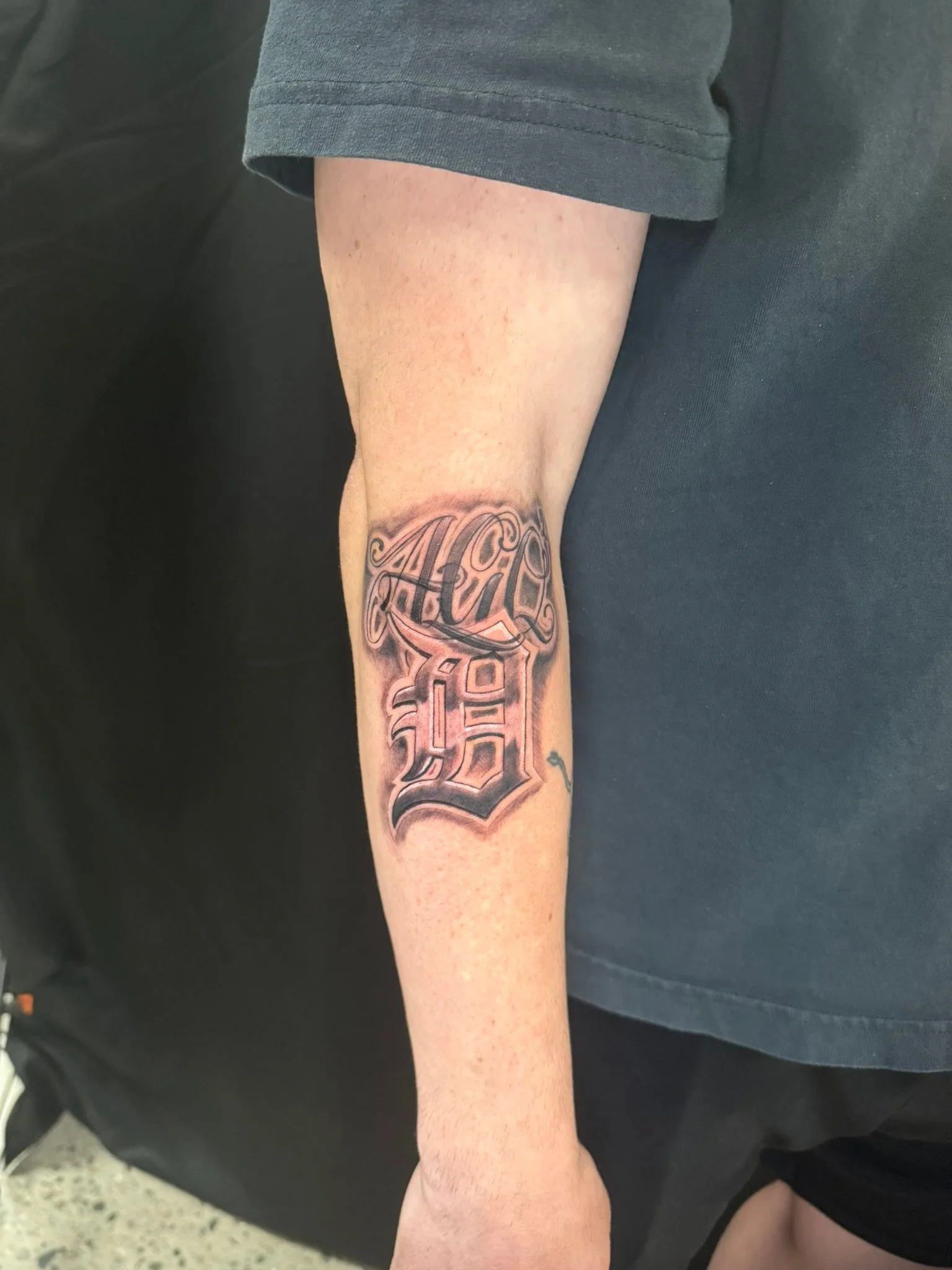 Fresh bold lettering piece ✍️🔥 Always a classic look that stands out.
📅 Ready to get your next tattoo? Book with me today!

#LetteringTattoo #ScriptTattoo #TattooLetters #InkWork #TattooArt #TattooArtist #TattooDesign #CustomTattoo #FreshInk #Tatto