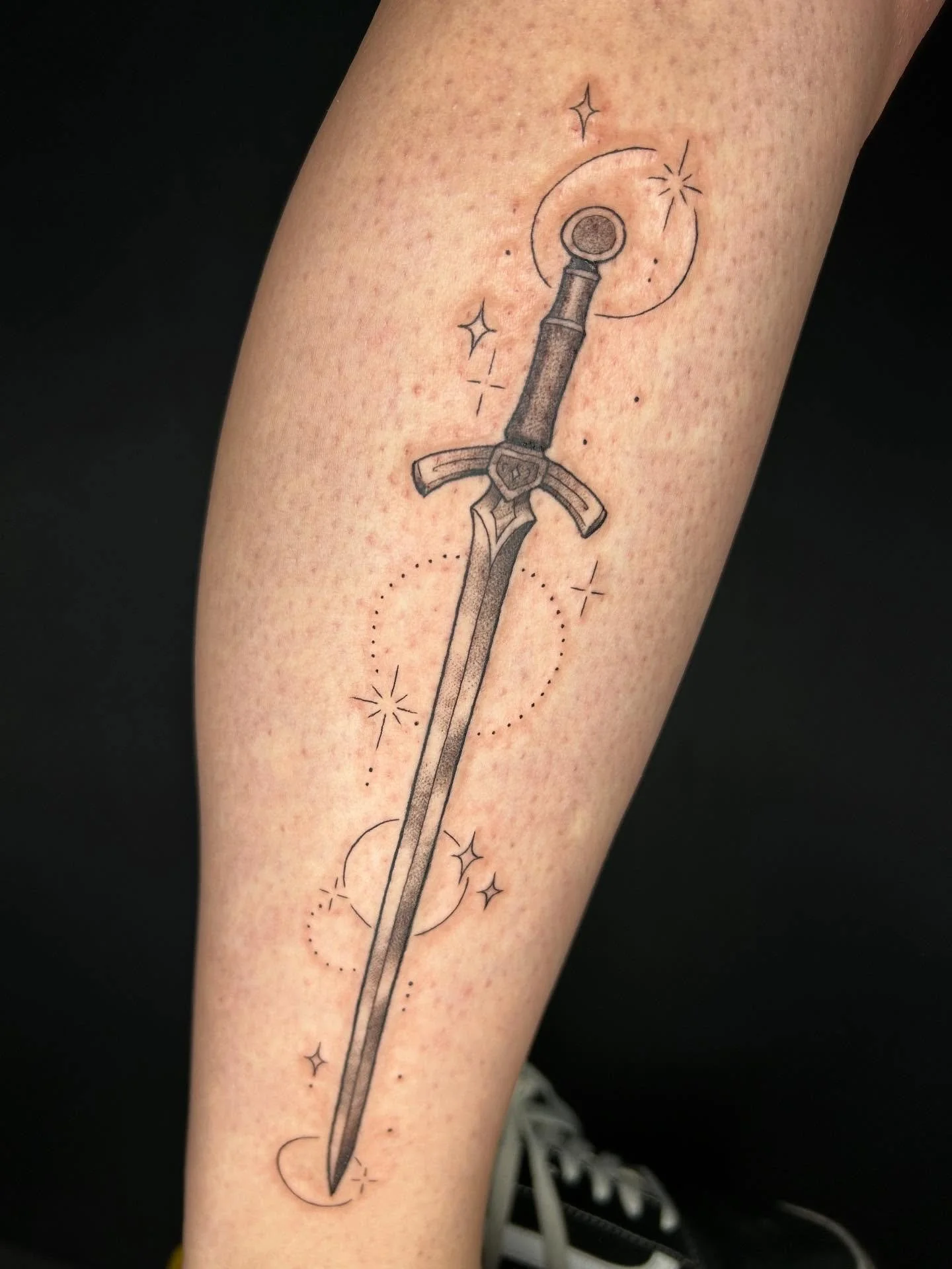 I think everyone should get at least 1 sword tattoo🤺⚔️🗡️

#tattooartist #michigantattooartist #femaletattooartist #blackwork #blackworktattoo #stipple #stippletattoo #shading #dotwork #sword #swordtattoo #fantasytattoo #weapontattoo #calftattoo
