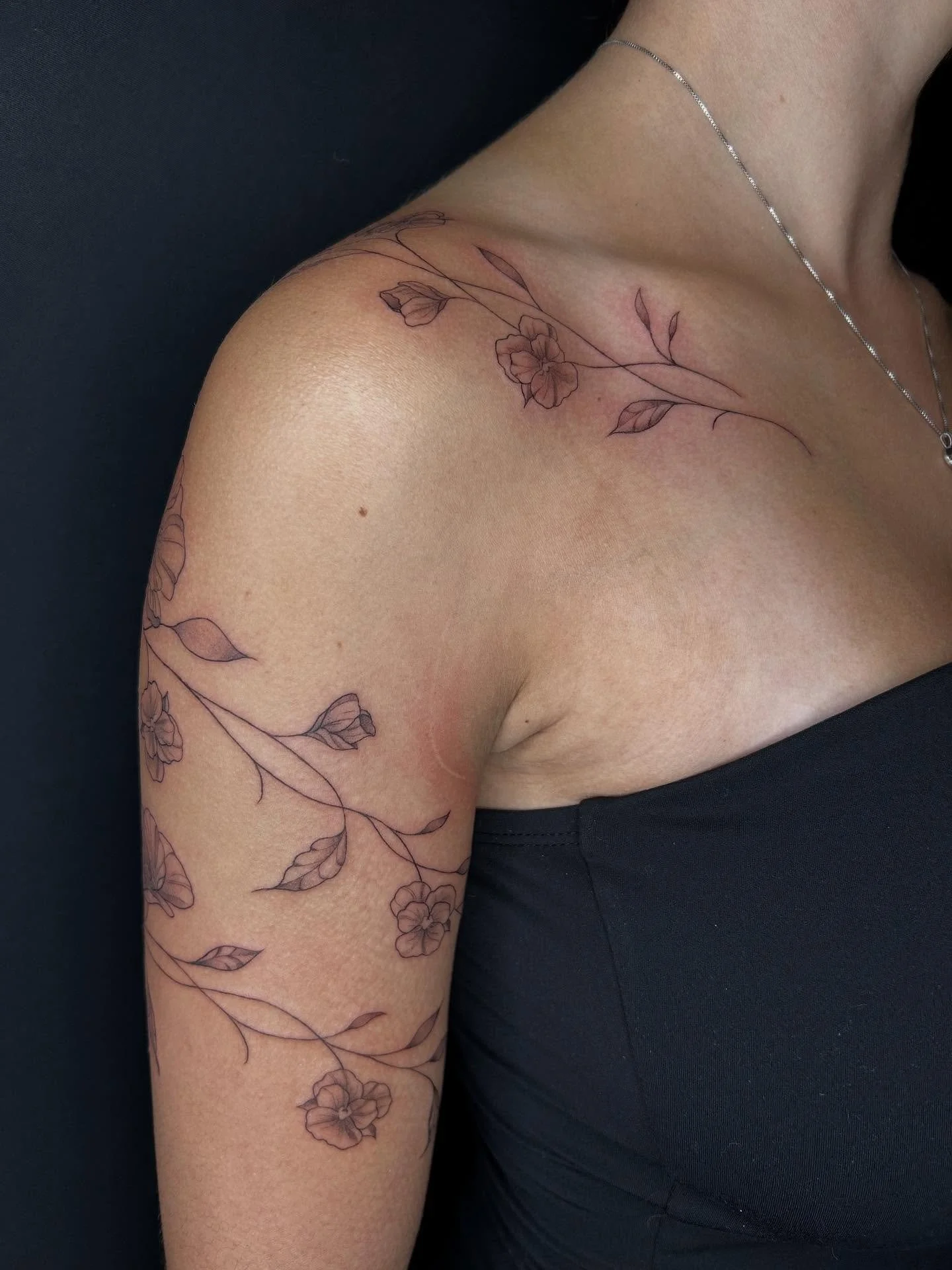 Cutie little vine wrap tattoo!

#tattooartist #michigantattooartist #femaletattooartist #blackwork #blackworktattoo #stipple #stippletattoo #shading #dotwork #vinetattoo #floraltattoo #wrappingtattoo #vinewraptattoo #floralwraptattoo