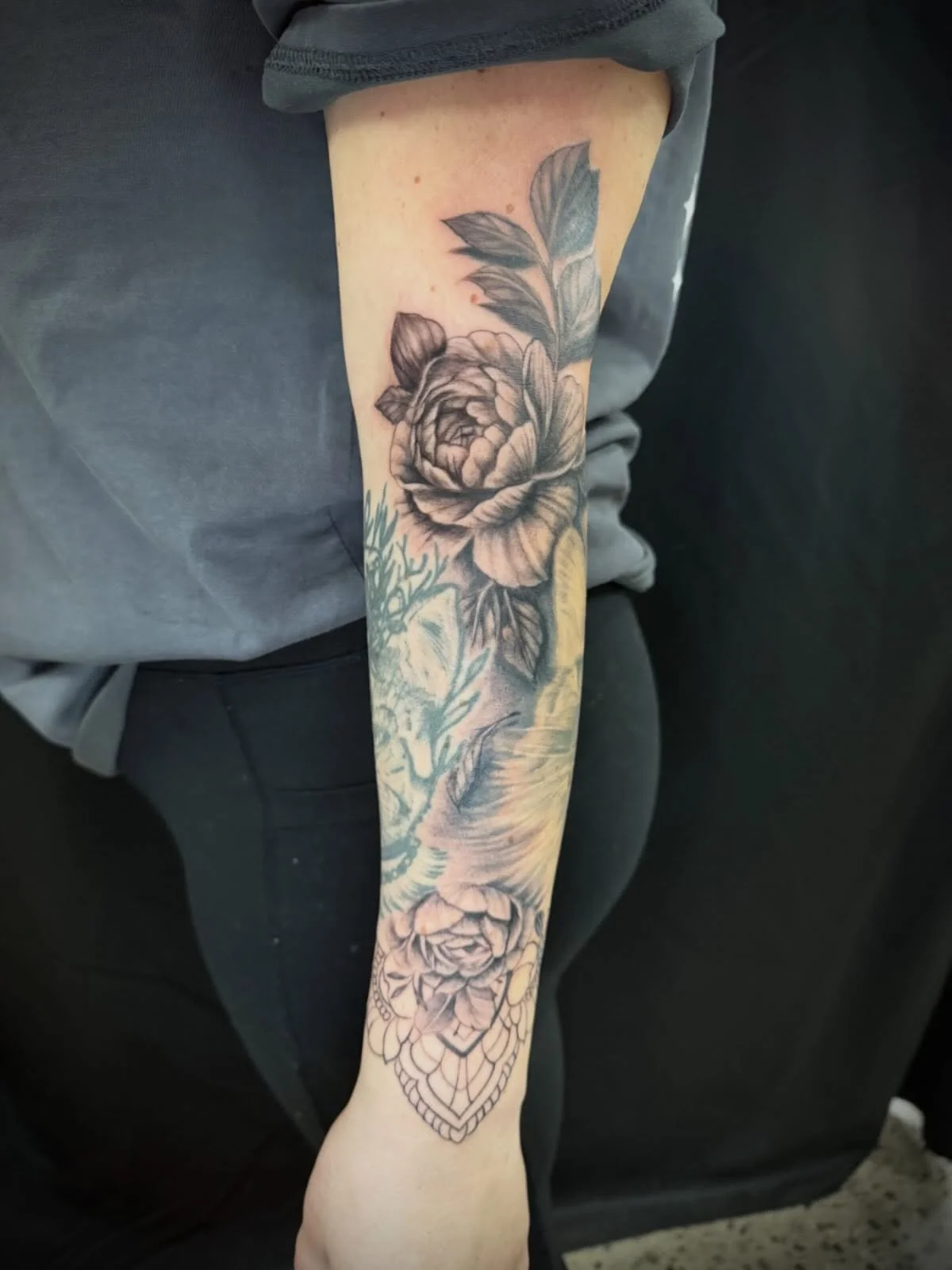 Love doing some flowers 🌺 

#TattooArt #TattooArtist #InkedUp #TattooCulture #TattooLife #FreshInk #TattooWork #TattooLovers #TattooAddict #BlackAndGreyTattoo #CustomTattoo #TattooCommunity #BodyArt #TattooDesign #BookWithMeNow #GetTattooed #InkLife