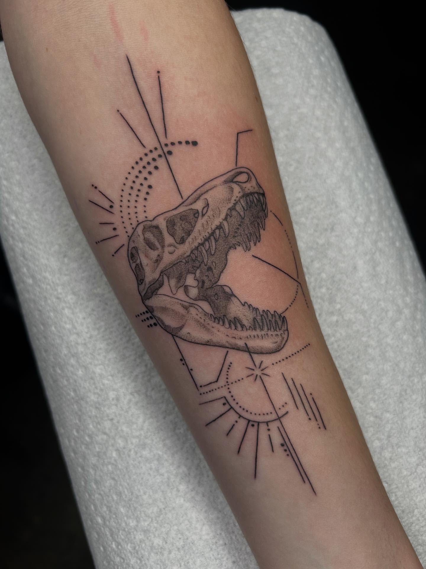 Look at those line😩

#tattooartist #michigantattooartist #femaletattooartist #blackwork #blackworktattoo #stipple #stippletattoo #shading #dotwork #dinosaur #dinosaurtattoo #dinosaurskull #dinosaurskulltattoo #skulltattoo