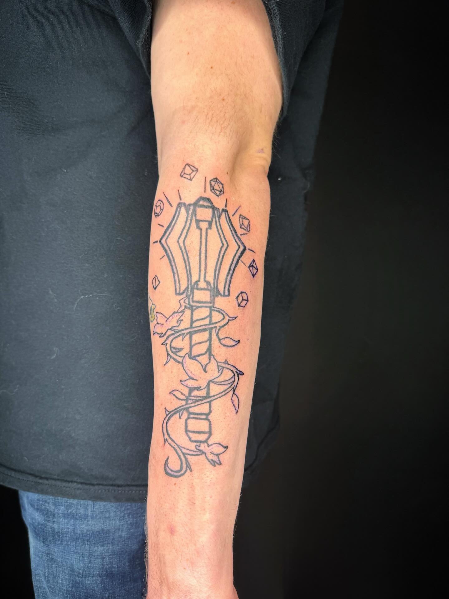 Most recent and in progress apprentice tattoo with @cole_utterback!! Loved getting to design this cleric themed Dungeons and Dragons inspired piece! Looking forward to coloring and shading this one. ✨🐉🧙&zwj;♂️🎲✨
.
.
.
.
.
.
.
.
.
.
#apprenticetatt