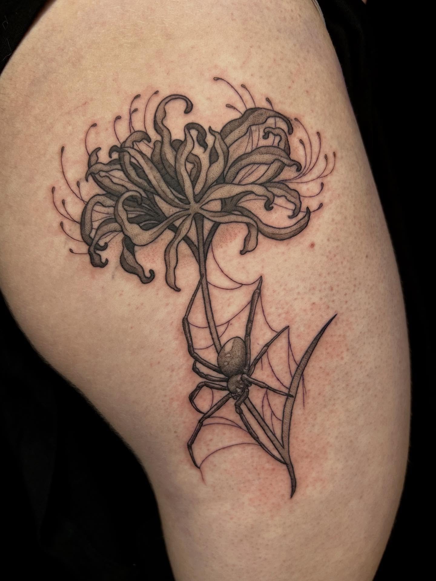 Easy coverup! Nothing too crazy but still hid it pretty good!! 🕷️🌸

#tattooartist #michigantattooartist #femaletattooartist #blackwork #blackworktattoo #stipple #stippletattoo #shading #dotwork #spiderlily #spiderlilytattoo #spider #spidertattoo #c