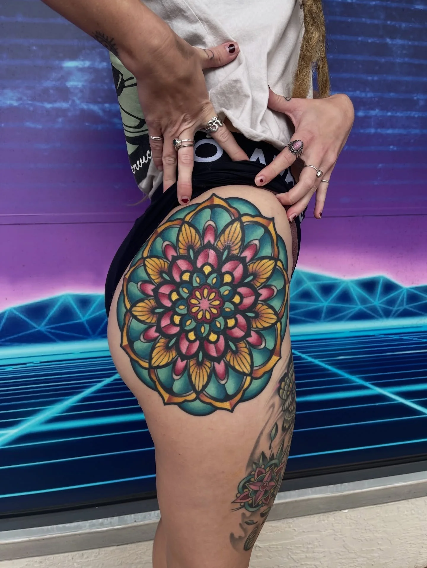 I like mandalas and mandalas like meeeeeee 🙃 on an amazing person who makes amazing jewelry ✨💫@treasuresbytayy @tayyyygigante Thank you so much🤓
@hive.tattoo.studio 
Claudiocamilucci@gmail.com

#flintmichigan #flinttattooartist #michigantattooers 