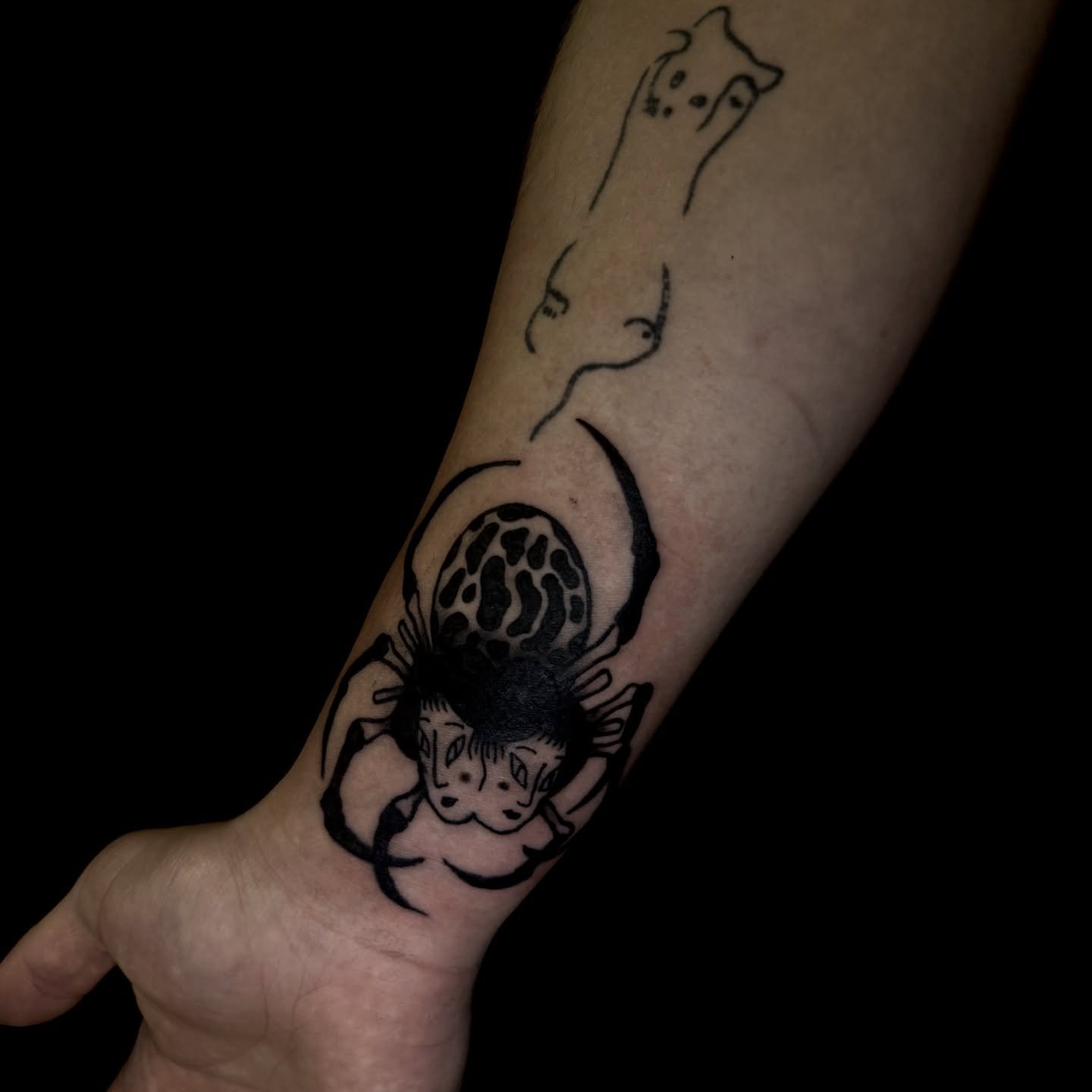 🕷️ 👯&zwj;♀️ 🖤 from my flash 
&bull;
fill the form in my bio to book 📖 
&bull;
&bull;
&bull;
&bull;
&bull;
&bull;
&bull;
#tattoo #tattooartist #boldtattoos #blackworktattoos #michigantattooartist