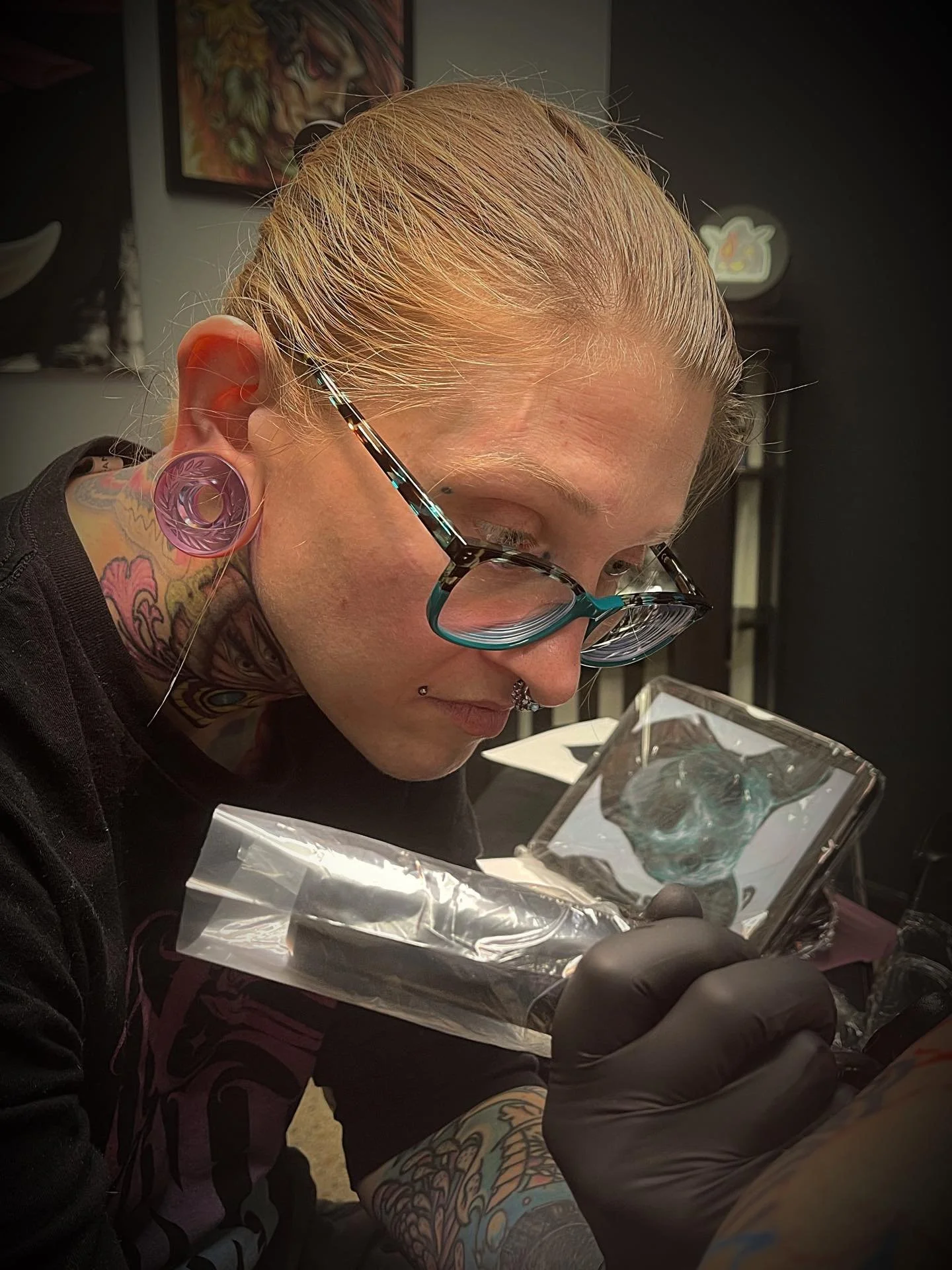 Just a pic of me doing what I do 💜 photo credit to @claudiocamilucci 💜😙 

@hive.tattoo.studio 

#flintmichigan #flinttattooartist #michigantattooers #michigantattooartist #colortattoo #michiganartist #tattoo #art #tattoos #guyswithtattoos #girlswi
