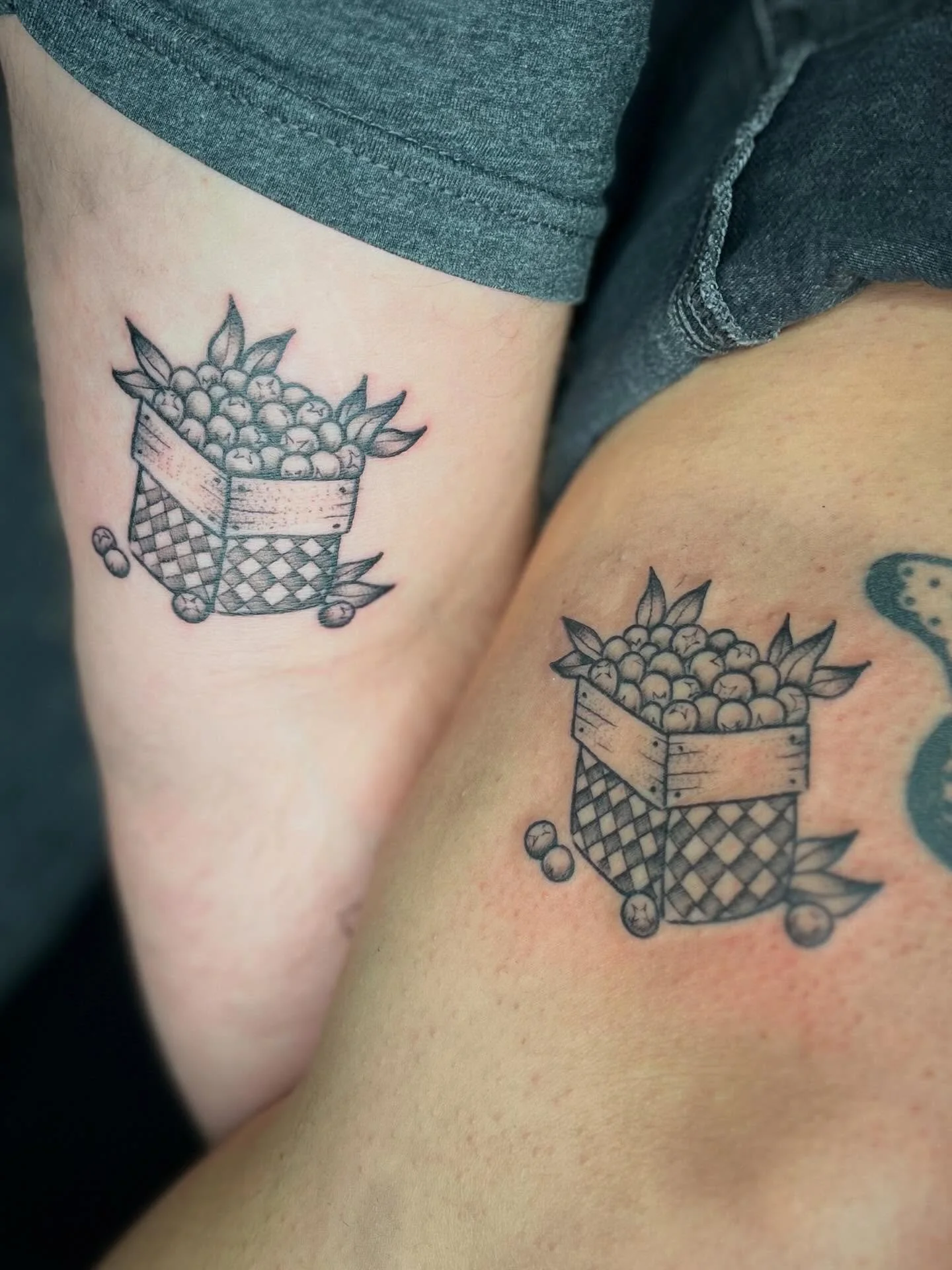 BLOOBIES FROM MY FLASH🫐🫐🫐

#art #tattoos #womantattooartist #surreal #highcontrast #blueberries #patchwork