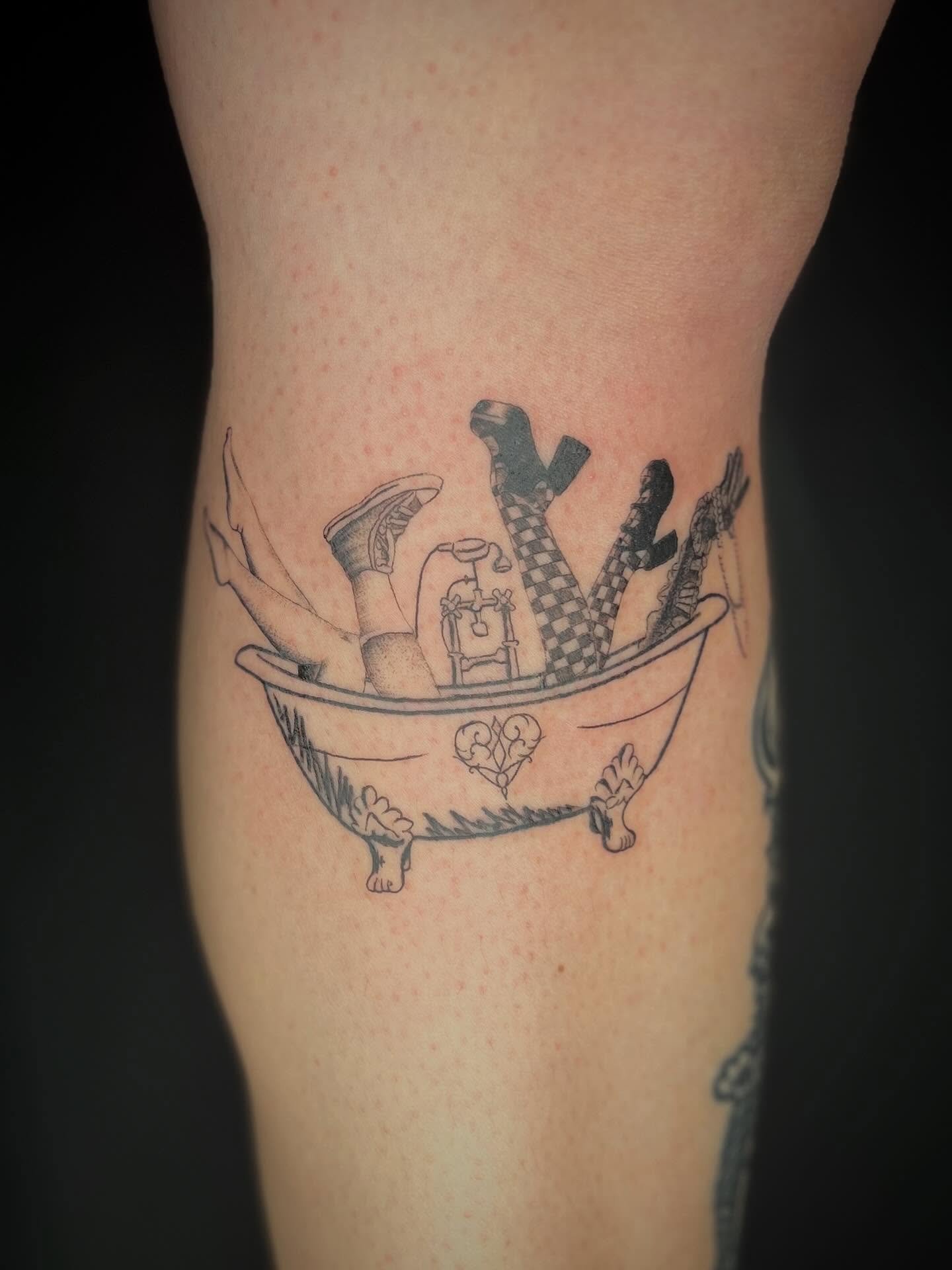 How many legs have you found in your bath lately?

#art #tattoos #trippy #bathtub #legs #blackandgrey #illustrative