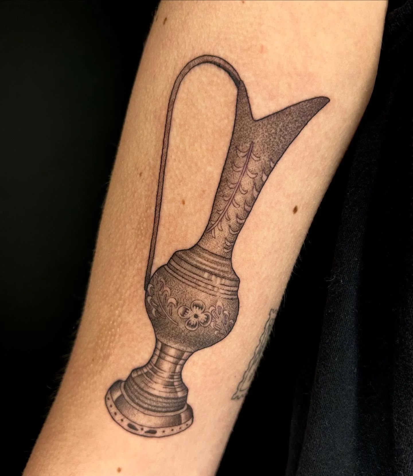 FLASH PIECE!!! Guys I&rsquo;m begging for more vases and pottery pieces!!! PLEASEEE

#tattooartist #michigantattooartist #femaletattooartist #blackwork #blackworktattoo