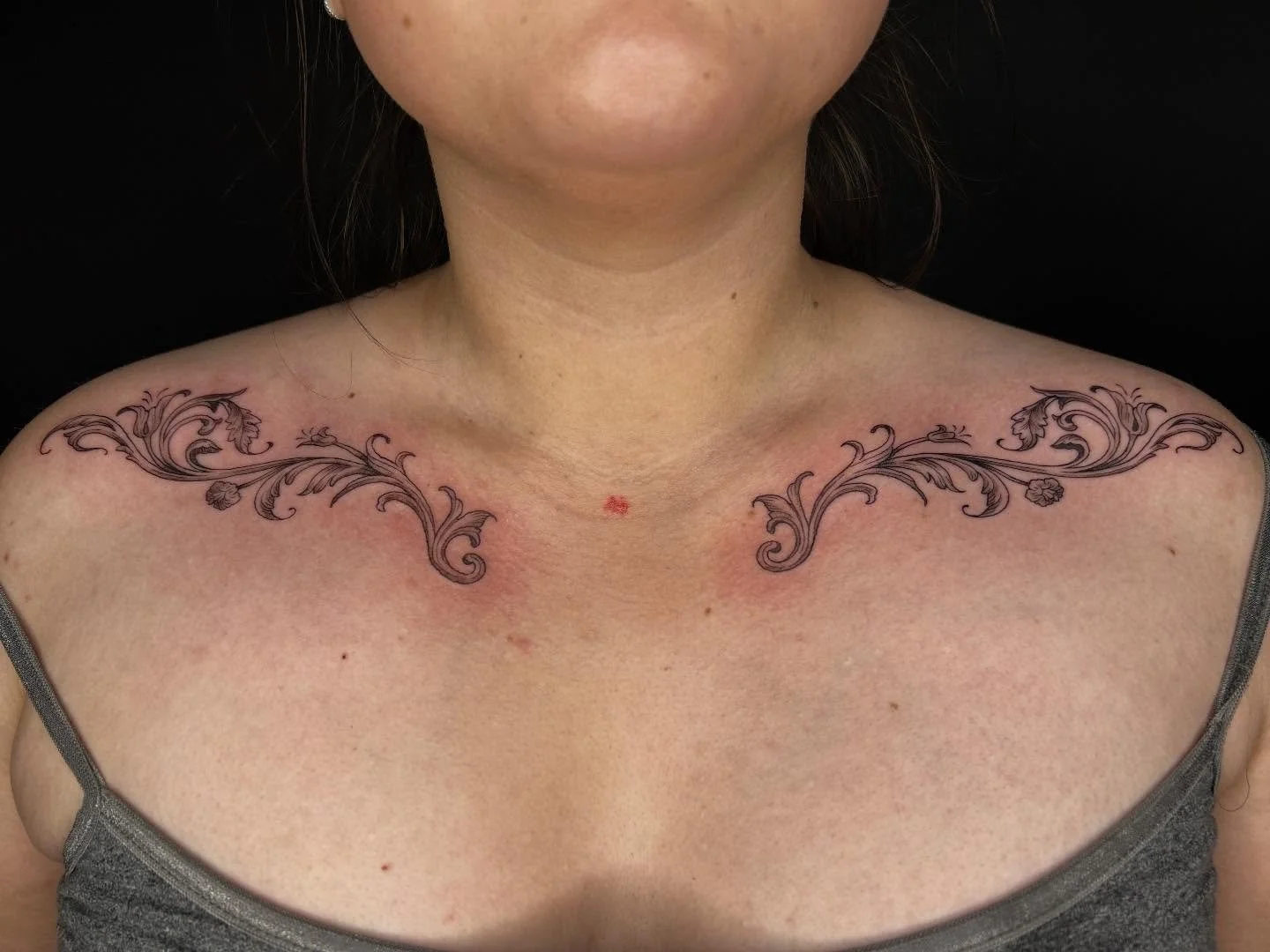 The cutest filigree collarbone pieces! 

#tattooartist #michigantattooartist #femaletattooartist #blackwork #blackworktattoo