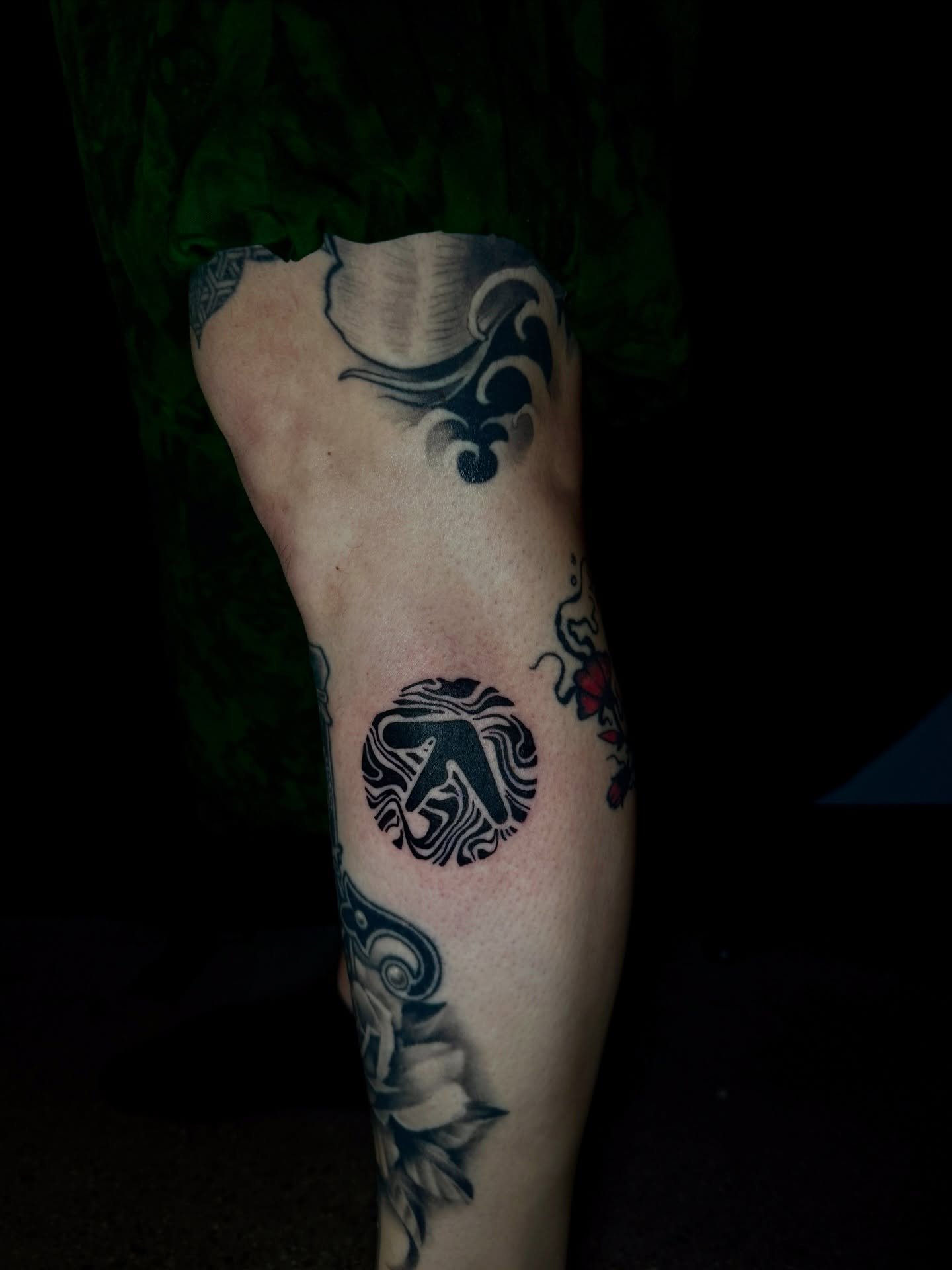 I had the pleasure of tattooing aphex twin&rsquo;s logo (with some abstract additions) on my awesome coworker &amp; fellow music nerd @krystamctattoos111 

thank you homie!! Be sure to check our her work 🌀 🖤
&bull;
&bull;
&bull;
&bull;
#aphextwin #