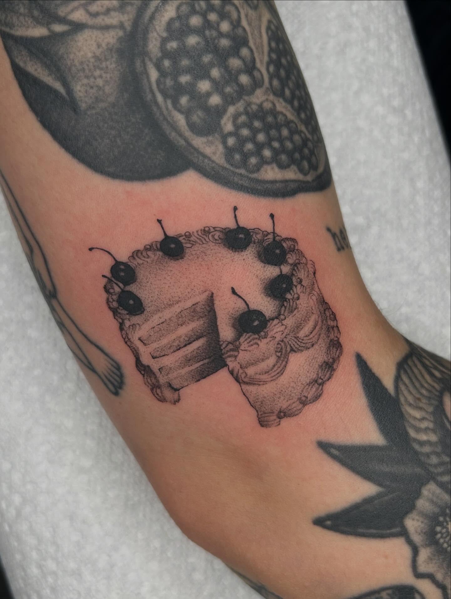 LET THEM EAT CAKE🎂 tattooed my pookie and work wife @imaginary_rubbish !!! Show her some love yall❤️

#tattooartist #michigantattooartist #femaletattooartist #blackwork #blackworktattoo