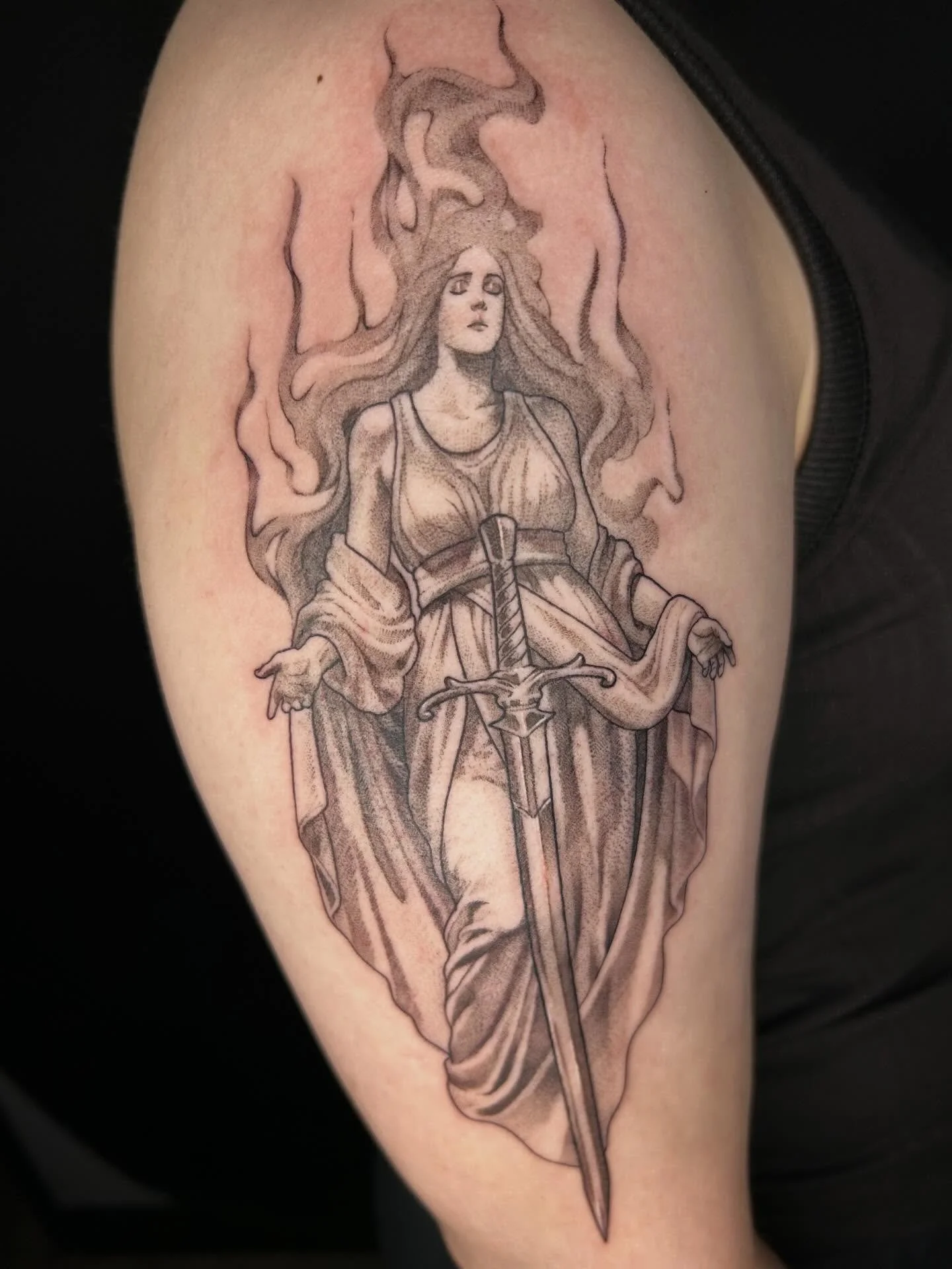 A lady of fantastical qualities! I&rsquo;m telling ya people I would love love to do more women/men! Incredibly fun to do!!!

#tattooartist #michigantattooartist #femaletattooartist #blackwork #blackworktattoo