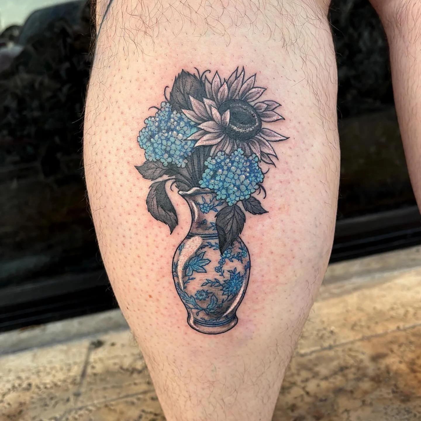 Lil flower vase!! Thank you again @theshrimppapi !! Swipe to see the vase we went off of! 

@hive.tattoo.studio @coasttocoastxcollective 

#flinttattooartist #michigantattooartist #ladytattooer #colortattooartist #michiganartist