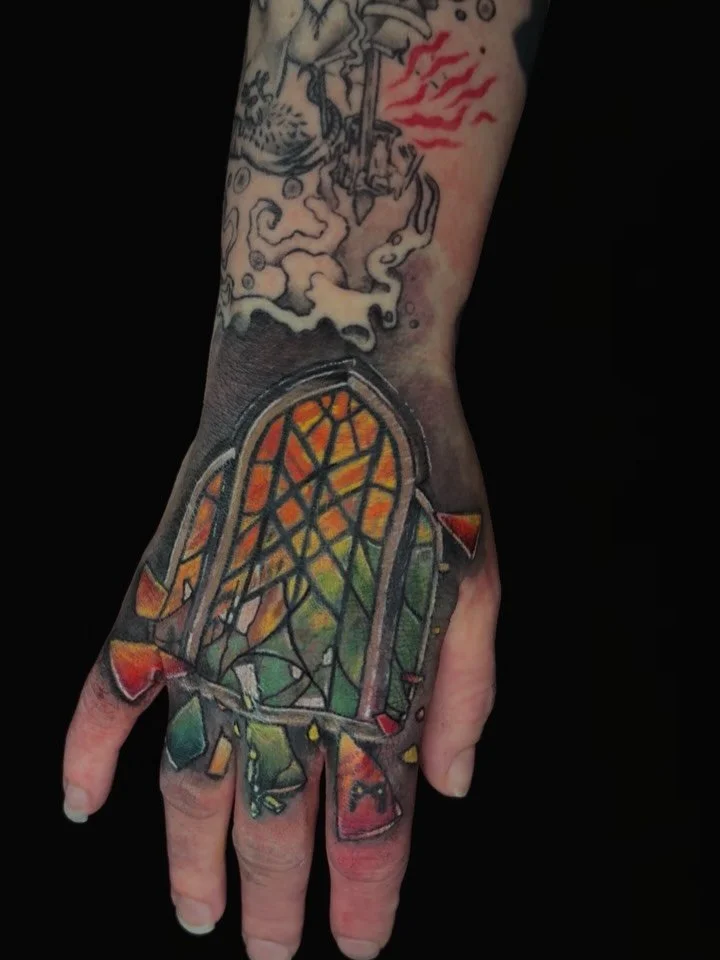 Almost done with M&auml;rta&rsquo;s hand coverup.
So much swelling. 😂