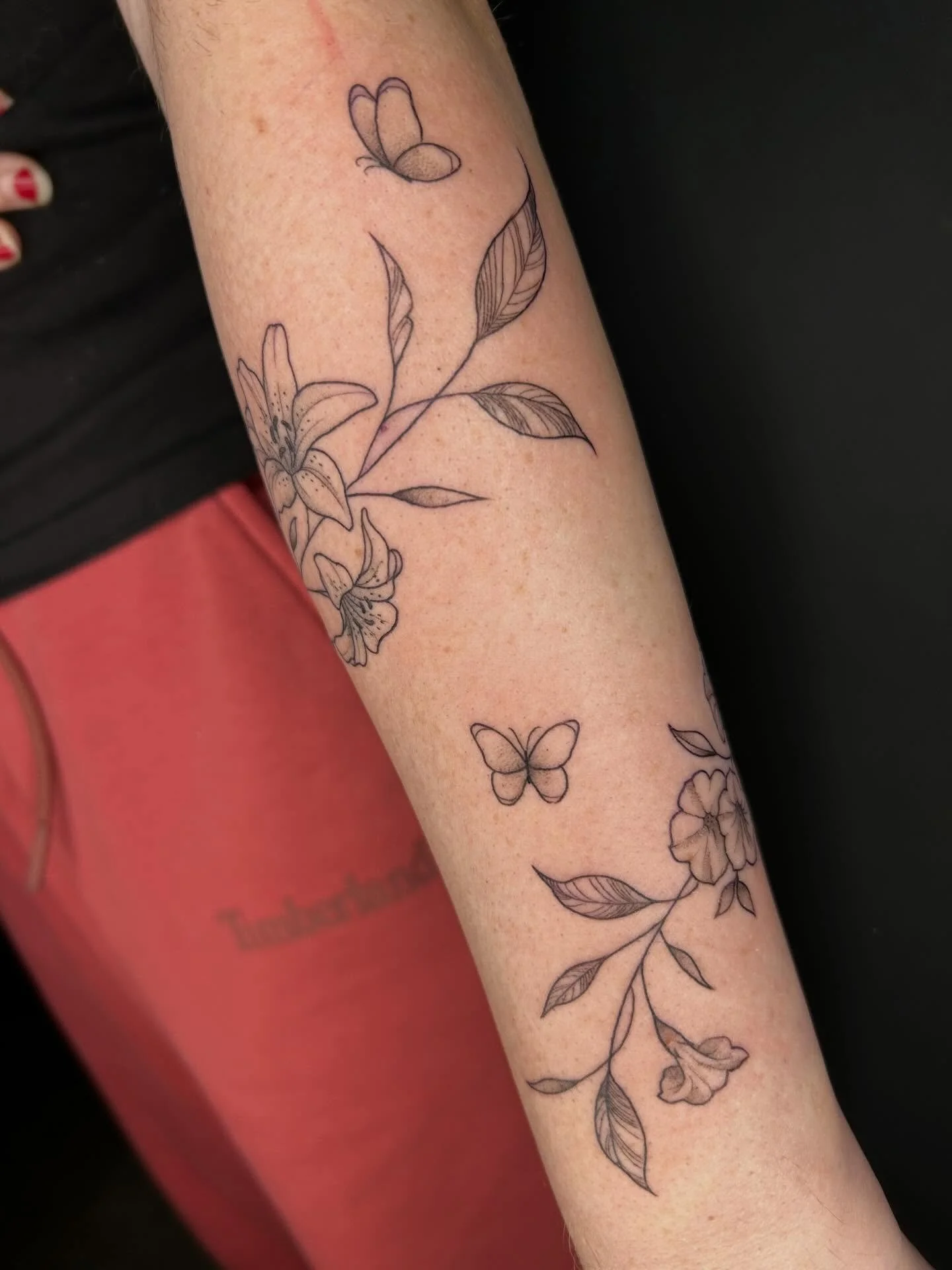 🌸🌹🌼 (tbh I can&rsquo;t think of a caption&hellip;)

#tattooartist #michigantattooartist #femaletattooartist #blackwork #blackworktattoo