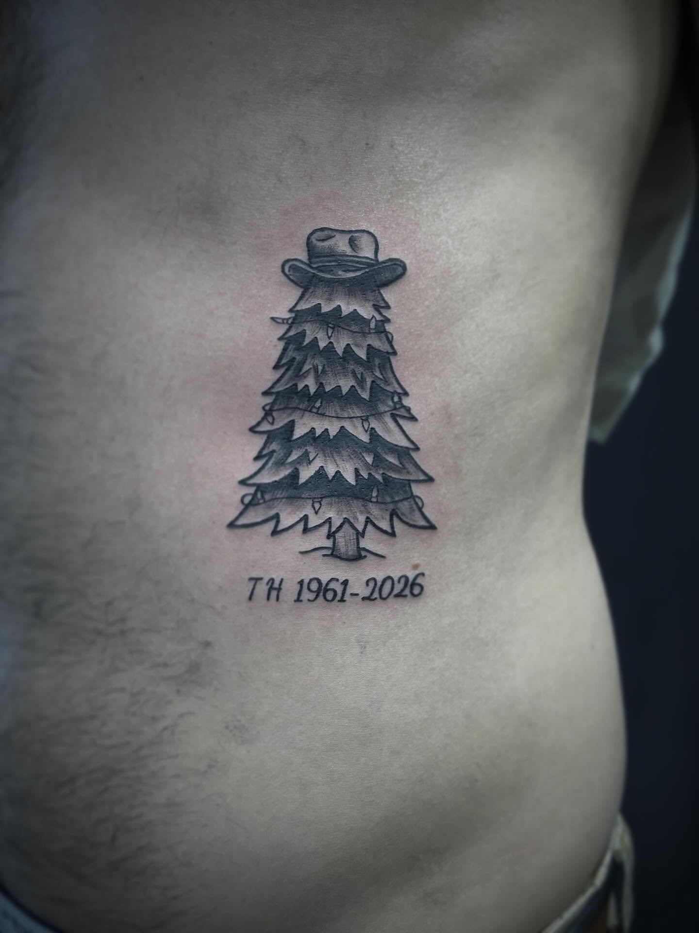 🎩 🌲 
.
.
.
.
.
.
#tattoo #blackandgreytattoo #memorialtattoo #treetattoo #michigantattooartist